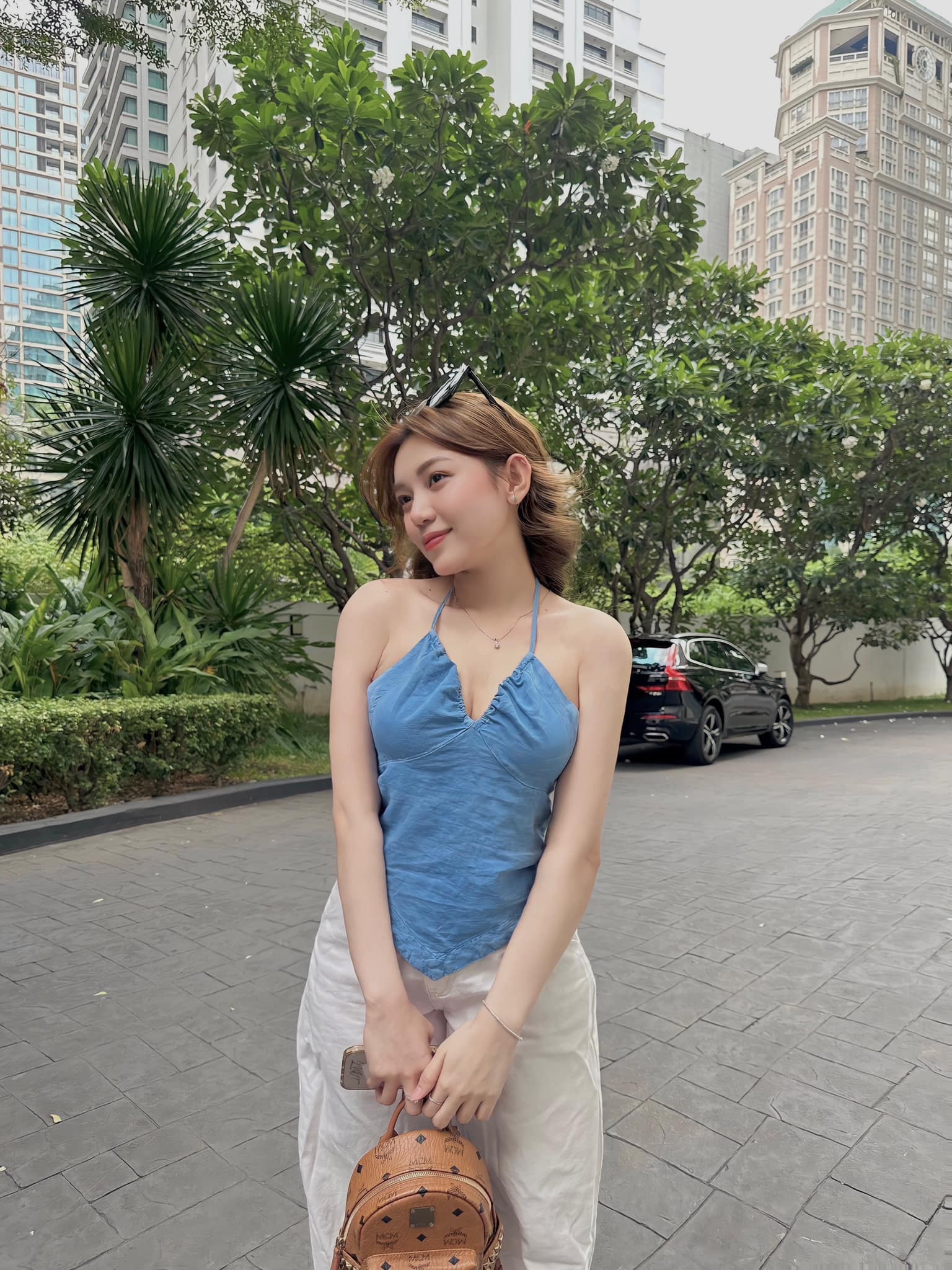 Chiêm ngưỡng nhan sắc xinh đẹp cùng vóc dáng 'bốc lửa' của bạn gái hậu vệ tuyển Việt Nam - Ảnh 7