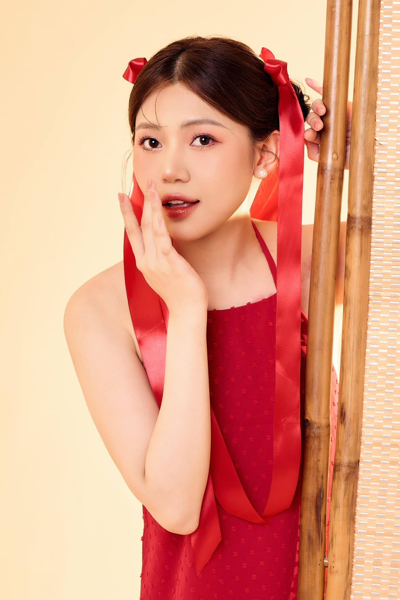 Bạn gái của hậu vệ Viettel sở hữu gương mặt khả ái với vẻ đẹp ngọt ngào, nữ tính. Nhờ lợi thế nhan sắc và vóc dáng chuẩn