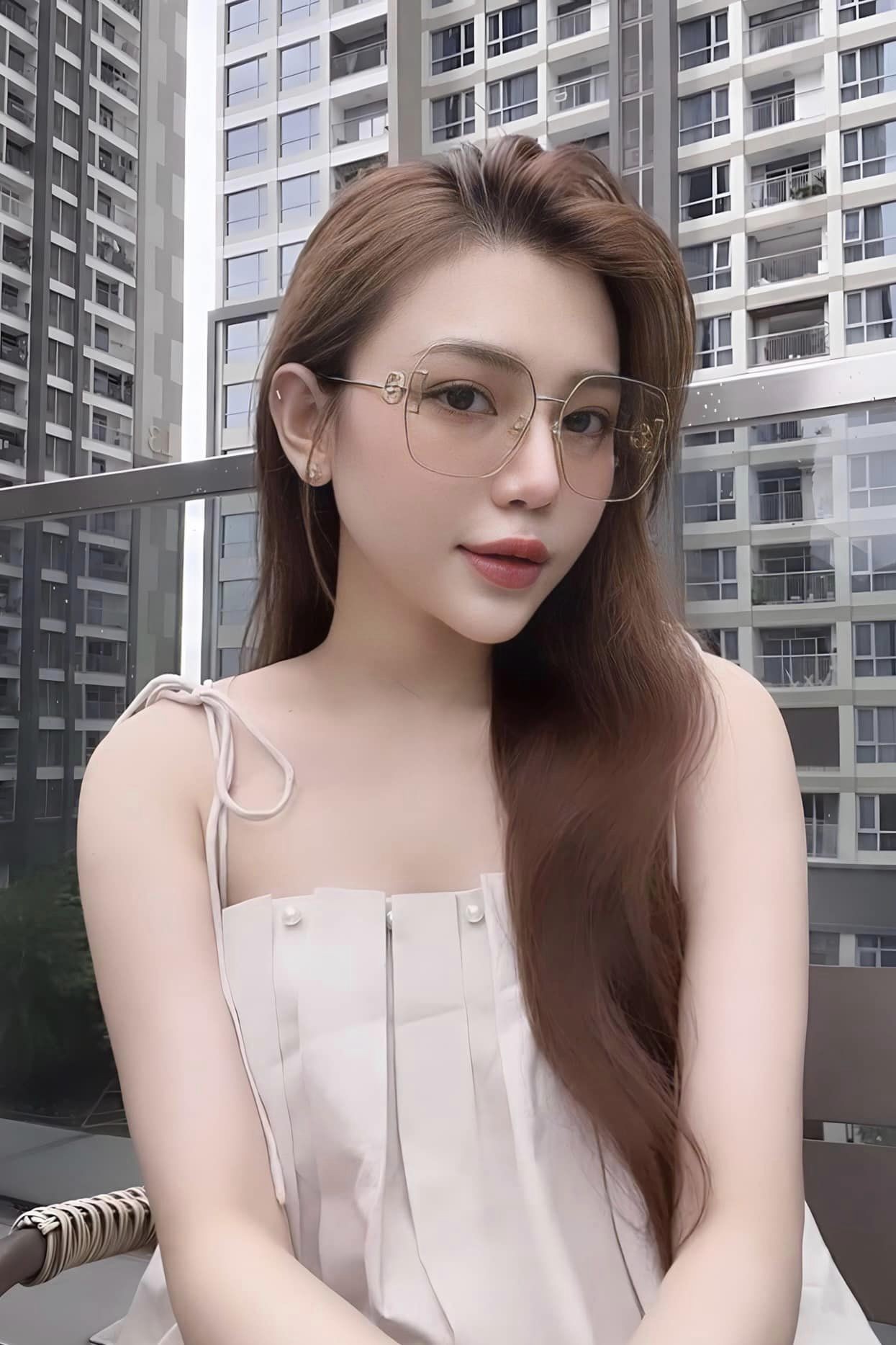 Chiêm ngưỡng nhan sắc xinh đẹp cùng vóc dáng 'bốc lửa' của bạn gái hậu vệ tuyển Việt Nam - Ảnh 4