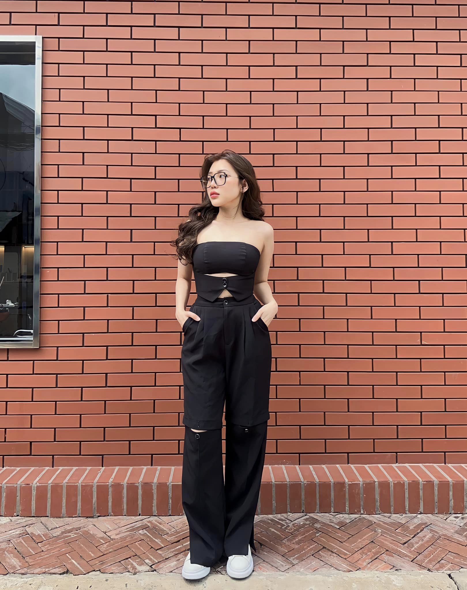 bạn gái Phan Tuấn Tài khéo léo kết hợp trang phục đơn giản nhưng vẫn nổi bật, gây ấn tượng. Cô theo đuổi phong cách trẻ trung, nữ tính và phù hợp với lứa tuổi