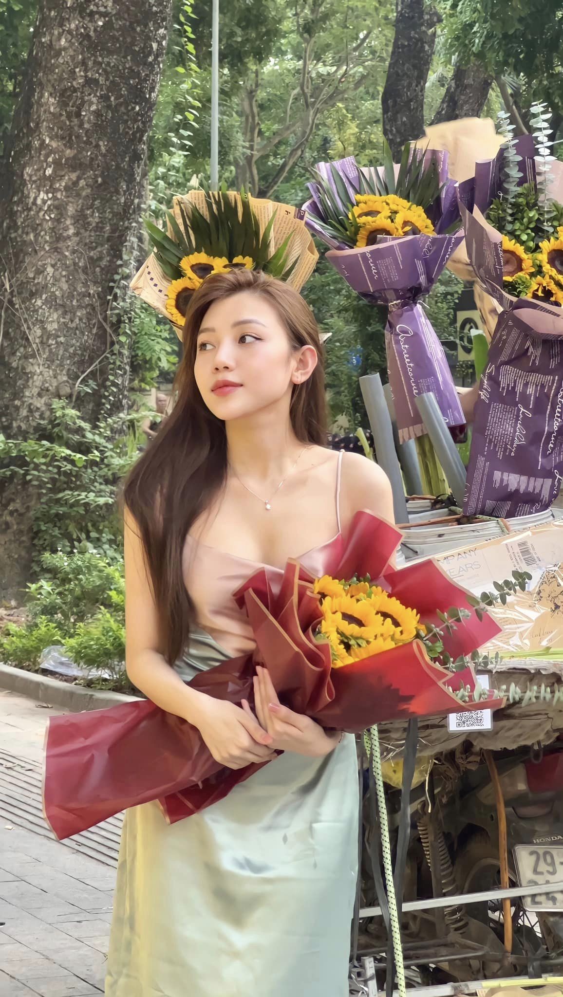 Chiêm ngưỡng nhan sắc xinh đẹp cùng vóc dáng 'bốc lửa' của bạn gái hậu vệ tuyển Việt Nam - Ảnh 3