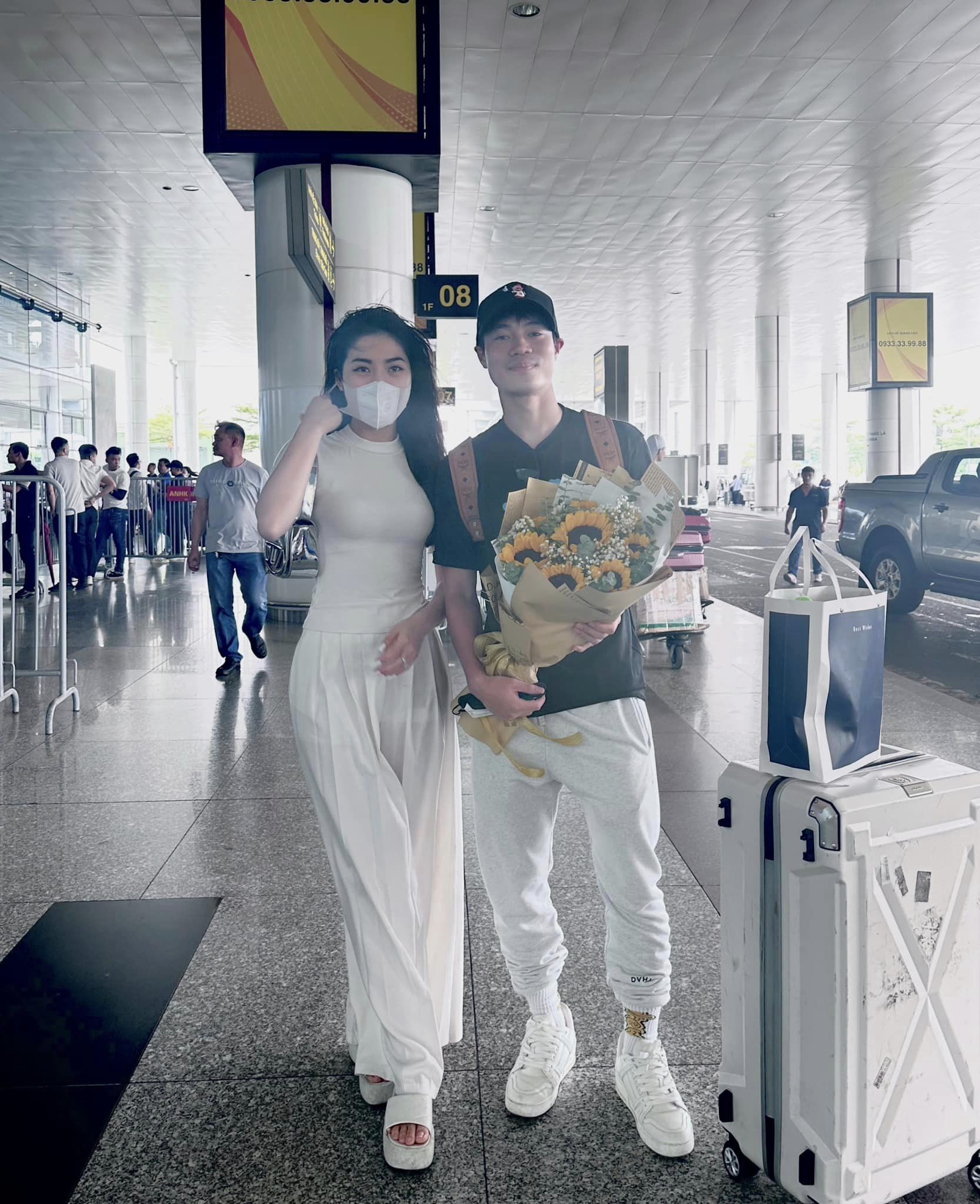 Do thường xuyên thi đấu xa nhà nên Văn Toàn cũng rất cưng chiều em gái. Trong mắt cô em gái hot girl và các chị ruột trong nhà, Văn Toàn là “người đàn ông không có điểm chê”. Đến nay tiền đạo quê hải Dương vẫn thừa nhận cô đơn khiến em gái nhiều lần phải lên mạng tìm chị dâu Do thường xuyên thi đấu xa nhà nên Văn Toàn cũng rất cưng chiều em gái. Trong mắt cô em gái hot girl và các chị ruột trong nhà, Văn Toàn là “người đàn ông không có điểm chê”. Đến nay tiền đạo quê hải Dương vẫn thừa nhận cô đơn khiến em gái nhiều lần phải lên mạng tìm chị dâu