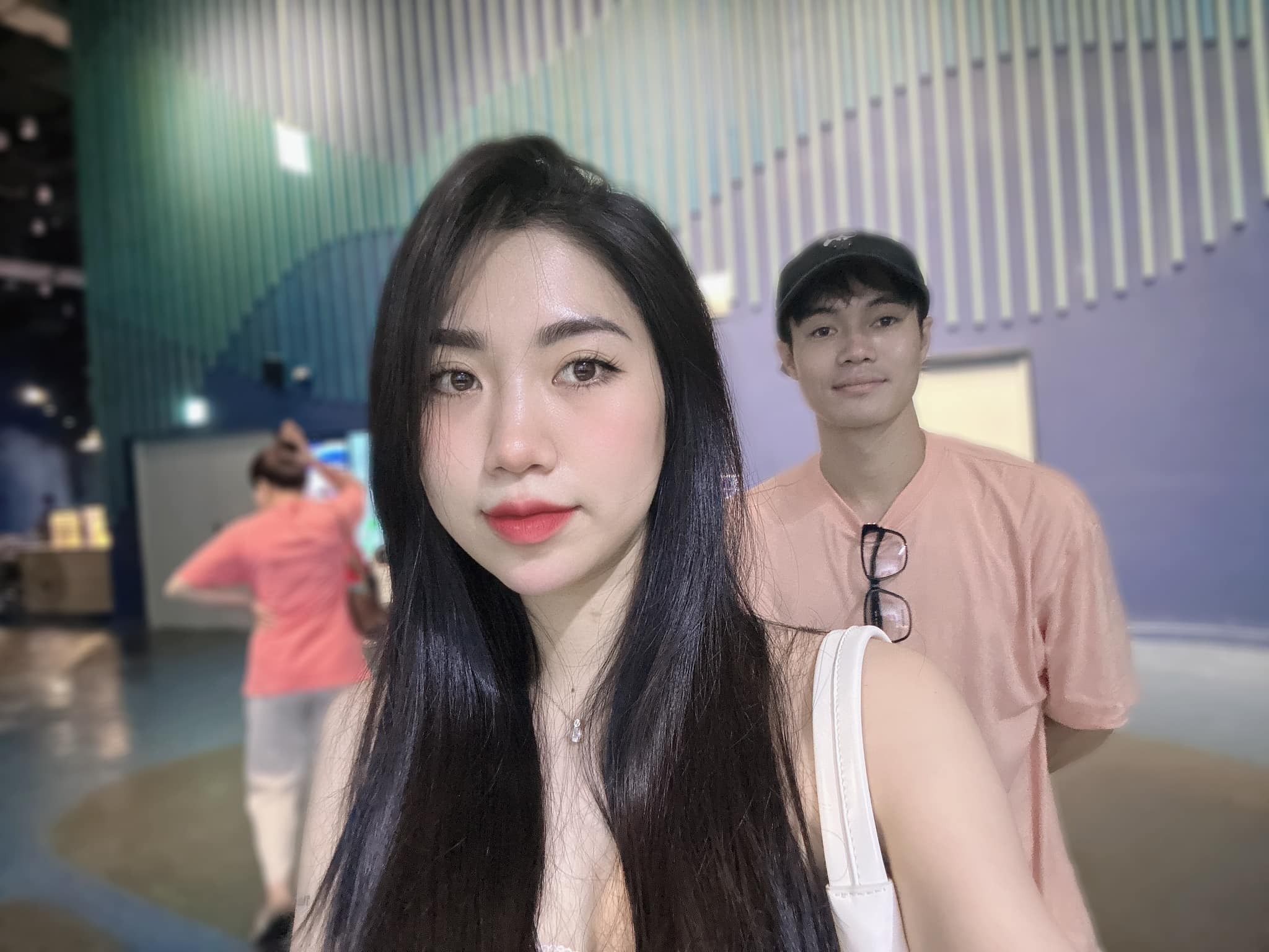 Nguyễn Thị Nụ - em gái Văn Toàn hết lời khen ngợi anh trai, tiếp tục lên facebook để tuyển chị dâu. Cô chia sẻ những hình ảnh được anh trai đưa đi mua sắm kèm nội dung: 'Rủ mình đi chơi, đi ăn, chụp ảnh cho mình, xách đồ cho mình, mua quà cho mình mà không cần hỏi mình có thích hay không. Tử tế, kinh tế, tinh tế, thực tế anh tôi có đủ thiệt mấy bà. Hàng hiếm này mà vẫn ế các chị ơi' Nguyễn Thị Nụ - em gái Văn Toàn hết lời khen ngợi anh trai, tiếp tục lên facebook để tuyển chị dâu. Cô chia sẻ những hình ảnh được anh trai đưa đi mua sắm kèm nội dung: 'Rủ mình đi chơi, đi ăn, chụp ảnh cho mình, xách đồ cho mình, mua quà cho mình mà không cần hỏi mình có thích hay không. Tử tế, kinh tế, tinh tế, thực tế anh tôi có đủ thiệt mấy bà. Hàng hiếm này mà vẫn ế các chị ơi'