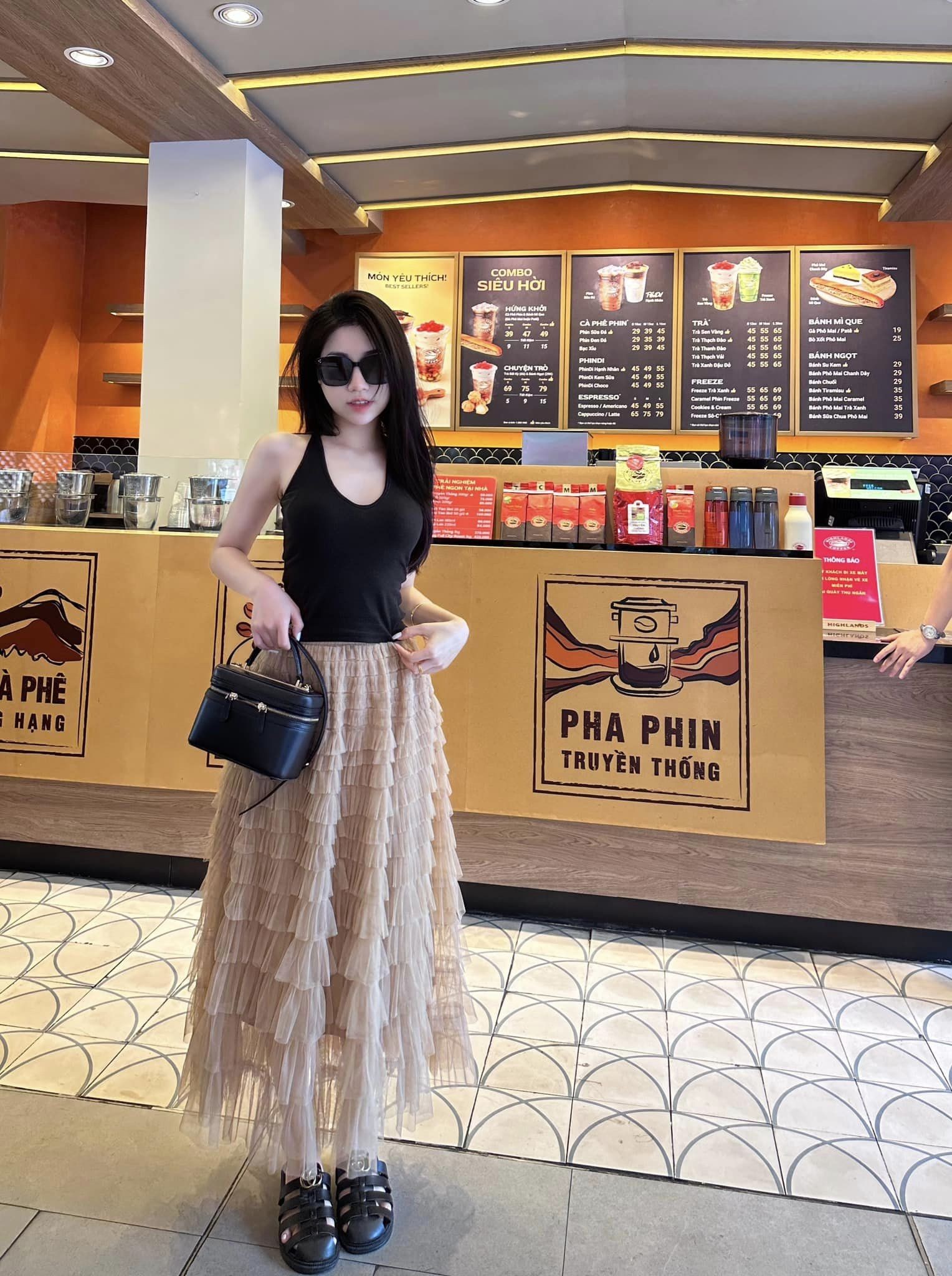Nguyễn Nụ nhiều lần khoe những món quà đắt tiền anh trai mua tặng mình Nguyễn Nụ nhiều lần khoe những món quà đắt tiền anh trai mua tặng mình