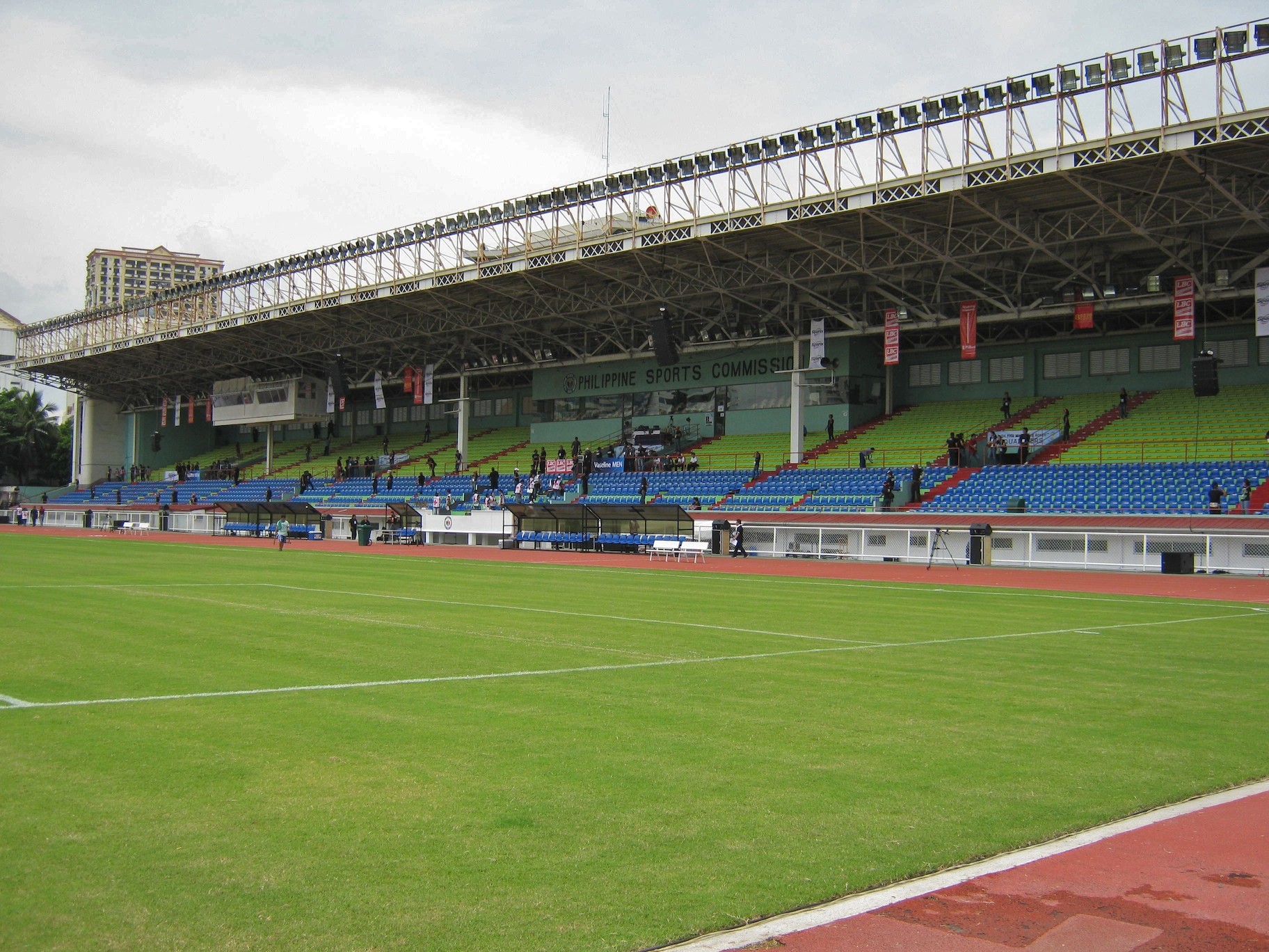 Sân Rizal Memorial sử dụng mặt cỏ nhân tạo Sân Rizal Memorial sử dụng mặt cỏ nhân tạo