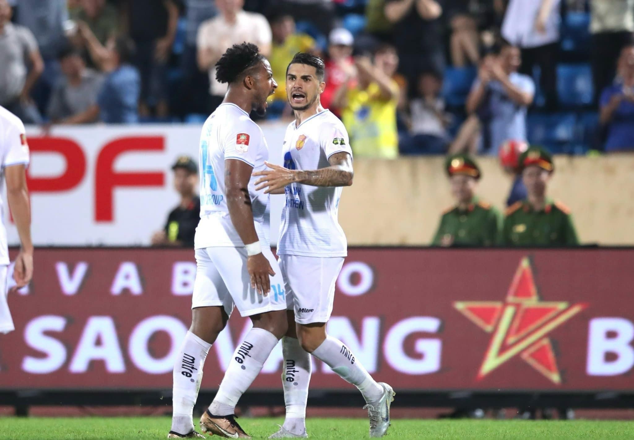  Rafaelson cùng Hendrio cho thấy sự ăn ý trong từng pha bóng