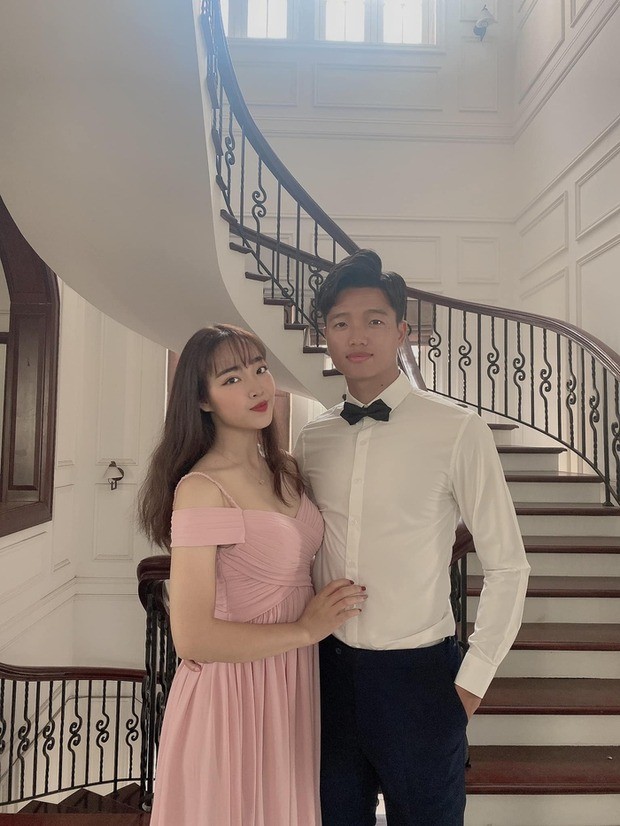 Minh Long cầu hôn bạn gái vào 7/2023. Trong suốt quãng thời gian yêu nhau, Minh Long đã chứng kiến sự trưởng thành và thay đổi của cô nàng Hoài Linh đến khi trở thành một giáo viên tiểu học xinh đẹp 