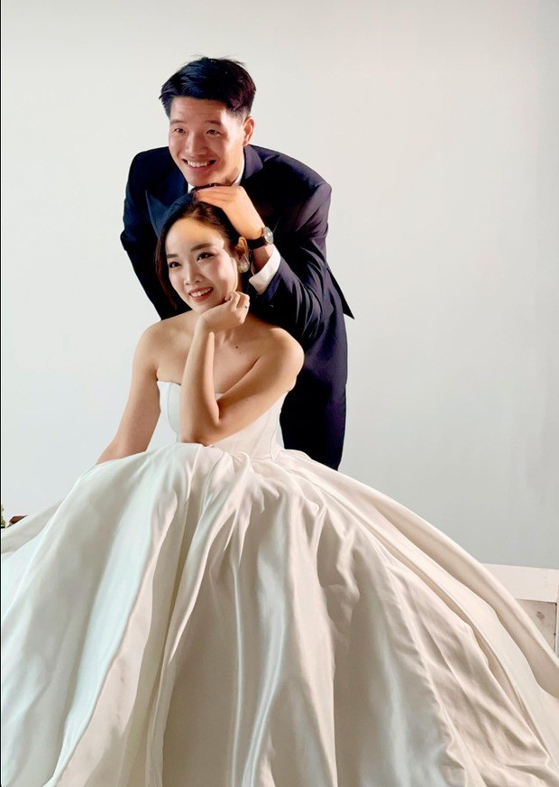 Thủ môn Phí Minh Long chia sẻ hình ảnh chụp ảnh cưới cùng bạn gái Nguyễn Hoài Linh