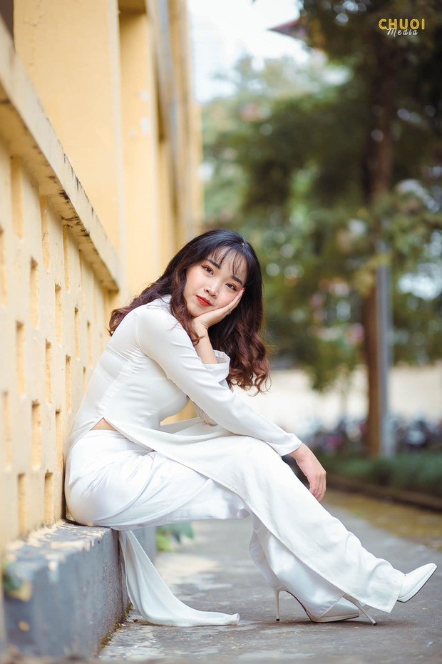 Hoài Linh toát lên năng lượng đầy tích cực của một cô giáo tiểu học