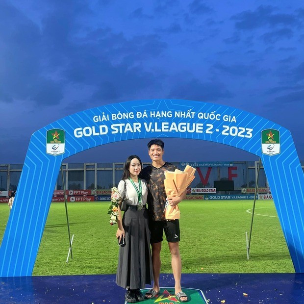 Thủ môn Phí Minh Long sinh năm 1995, trưởng thành từ lò đào tạo Gia Lâm, Hà Nội. Anh gia nhập Hà Nội FC từ năm 19 tuổi và từng được đánh giá là thủ môn trẻ tiềm năng nhất của bóng đá Việt Nam. Minh Long không thể lấy lại hào quang và vẫn chật vật trong những năm tháng sau đó để tìm chỗ đứng ở CLB và đội tuyển. Hiện tại, Minh Long khoác áo CLB PVF - CAND