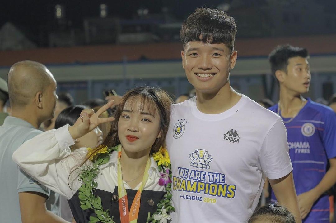 Hoài Linh có vị trí quan trọng trong sự nghiệp của bạn trai. Minh Long từng trải qua giai đoạn khủng hoảng sau SEA Games 2017 và được bạn gái cùng mẹ động viên rất nhiều. Họ cùng nhau vượt qua thử thách trong cuộc sống.