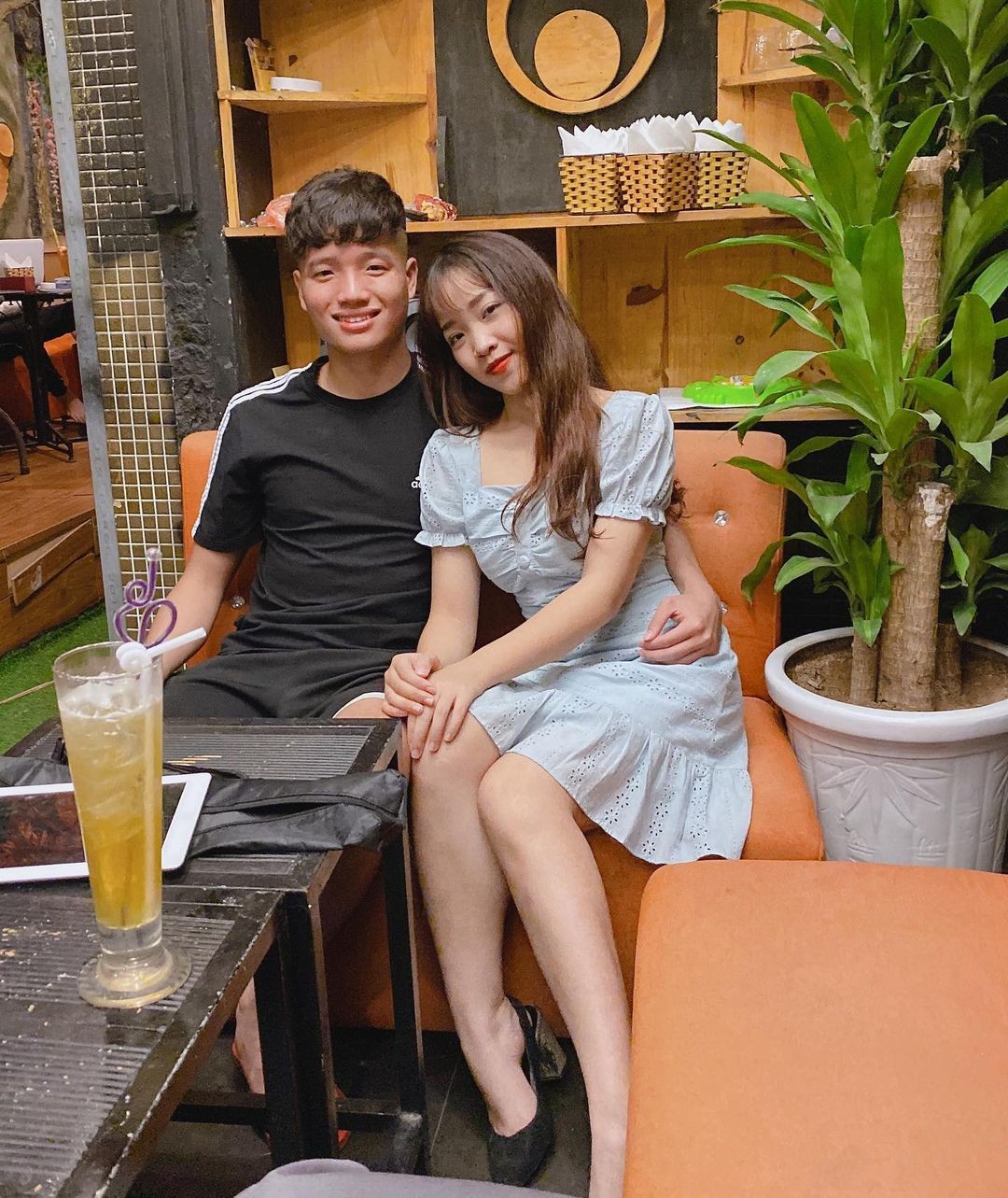 Phí Minh Long thường xuyên chia sẻ những khoảnh khắc đầy tình cảm cùng bạn gái trên MXH