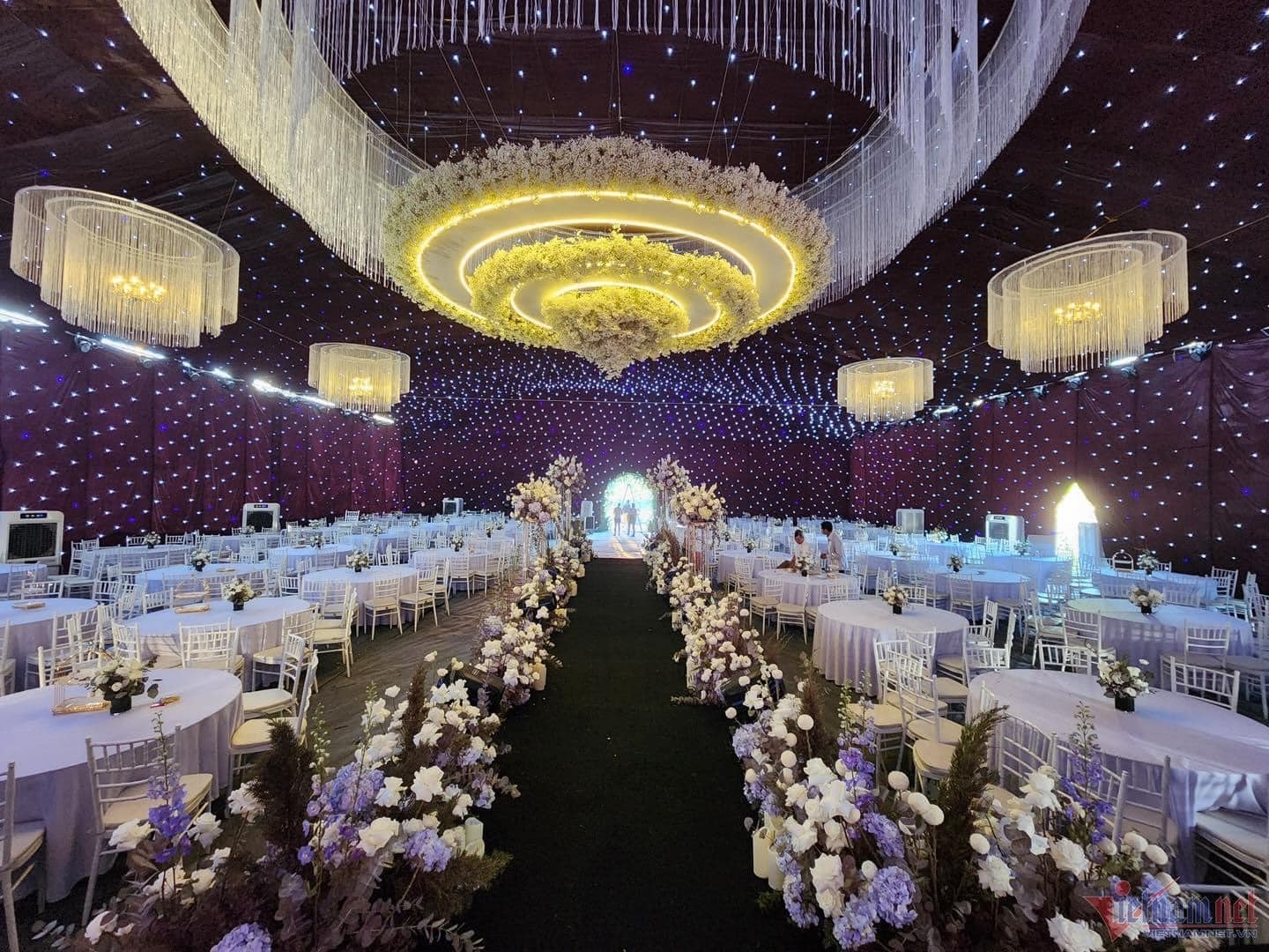 Bên trong rạp, việc lắp đặt âm thanh ánh sáng đang được thực thi. Không gian vừa phải với khoảng hơn 60 bàn, mỗi bàn 10 khách