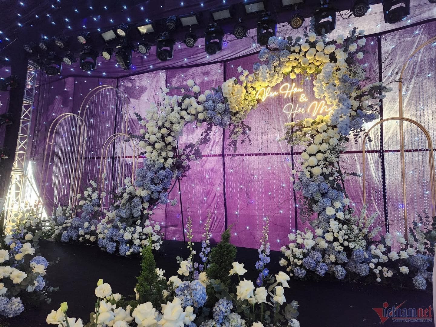 Một phần sân khấu trong đám cưới của Đoàn Văn Hậu và Doãn Hải My