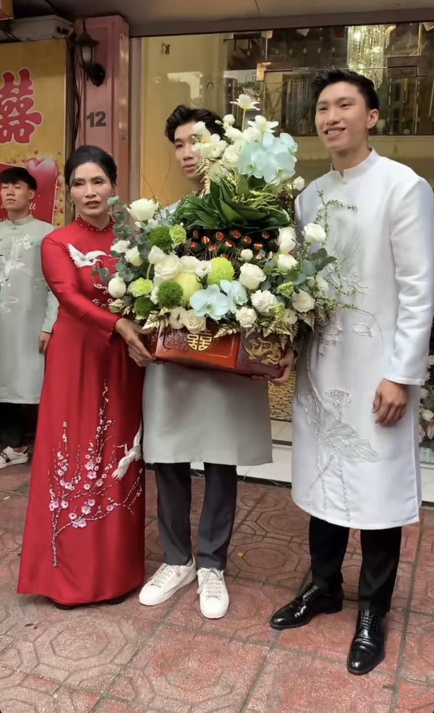 Cầu thủ Văn Hậu diện áo dài trắng - thiết kế có tên Bạch Hạc Liên Hương, họa tiết hoa sen chim hạc, đính kết thủ công