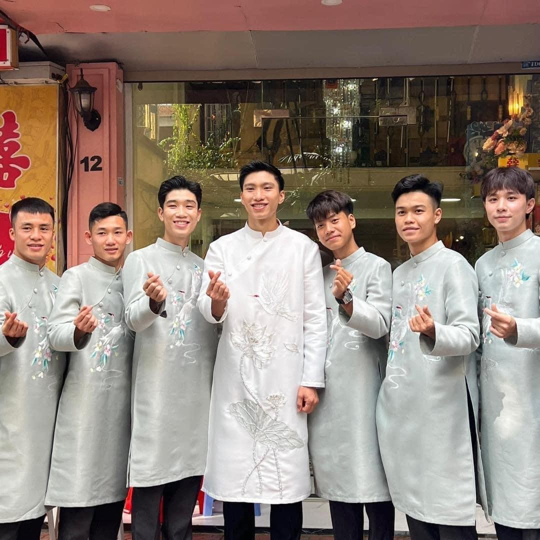 Sáng ngày 11/11, gia đình Đoàn Văn Hậu đã có mặt tại nhà Doãn Hải My trên đường Trần Phú, quận Ba Đình để làm lễ ăn hỏi, kết hợp rước dâu. Dàn phù rể là các cầu thủ trẻ của Câu lạc bộ Hà Nội và Câu lạc bộ Công an Hà Nội.