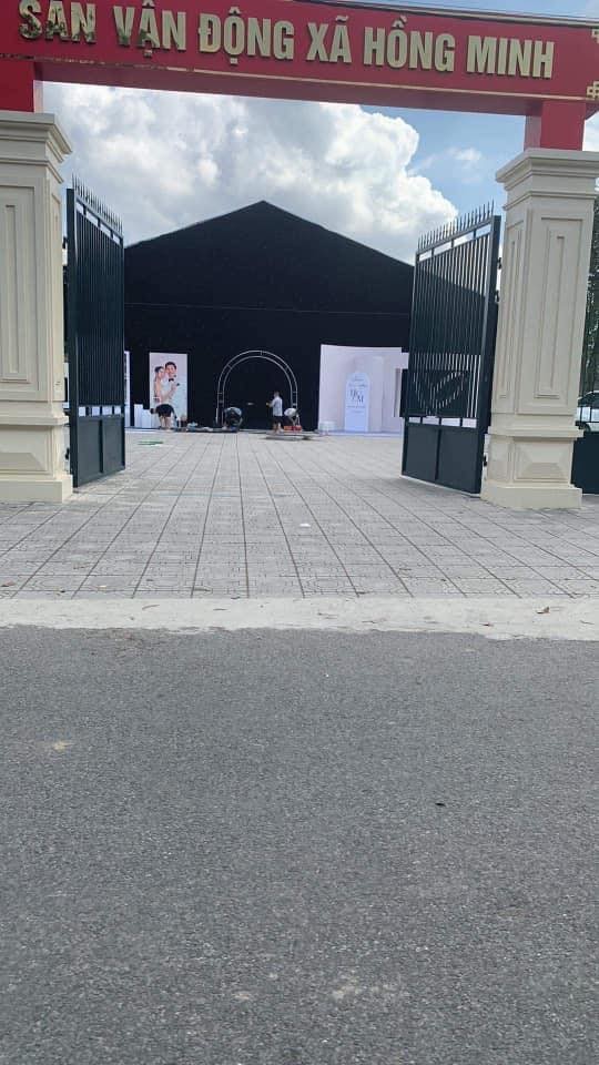 Rạp cưới đã bắt đầu được dựng tại sân vận động xã, nơi gắn bó với tuổi thơ của cầu thủ Đoàn Văn Hậu