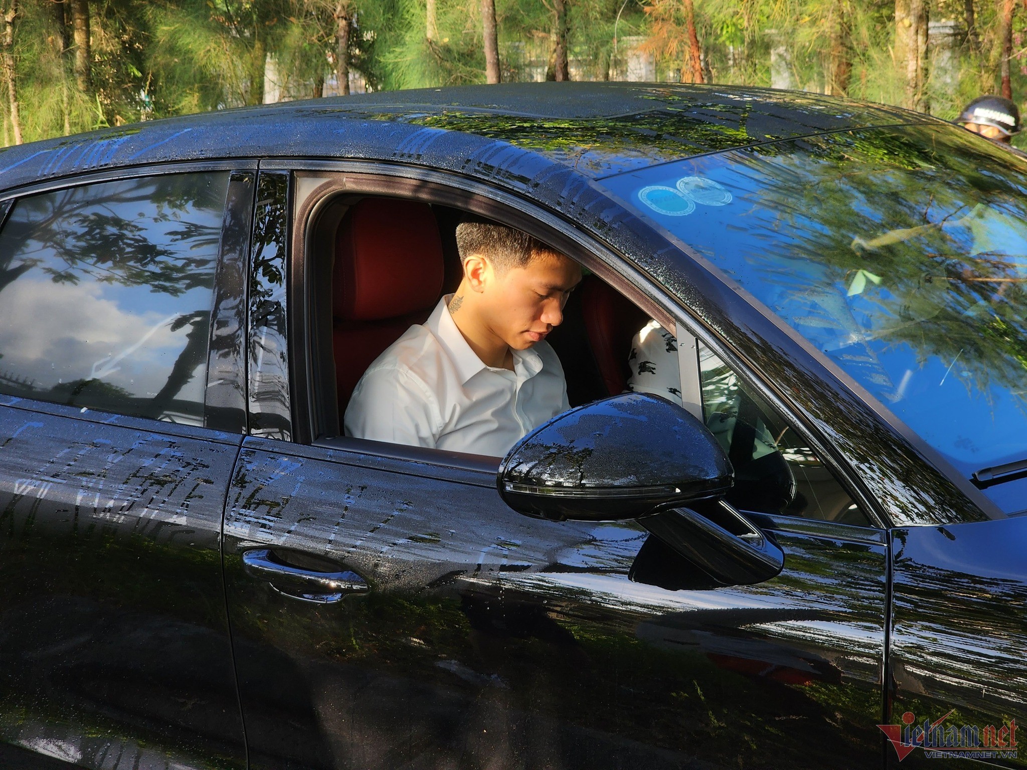Văn Hậu mặc áo sơ mi trắng đơn giản ngồi trên xe chờ giờ đẹp xuất phát. Sau khi lên tới Hà Nội, Văn Hậu mới thay trang phục chú rể và lên xe hoa đã được gia đình chuẩn bị sẵn. Ảnh: Internet Văn Hậu mặc áo sơ mi trắng đơn giản ngồi trên xe chờ giờ đẹp xuất phát. Sau khi lên tới Hà Nội, Văn Hậu mới thay trang phục chú rể và lên xe hoa đã được gia đình chuẩn bị sẵn. Ảnh: Internet