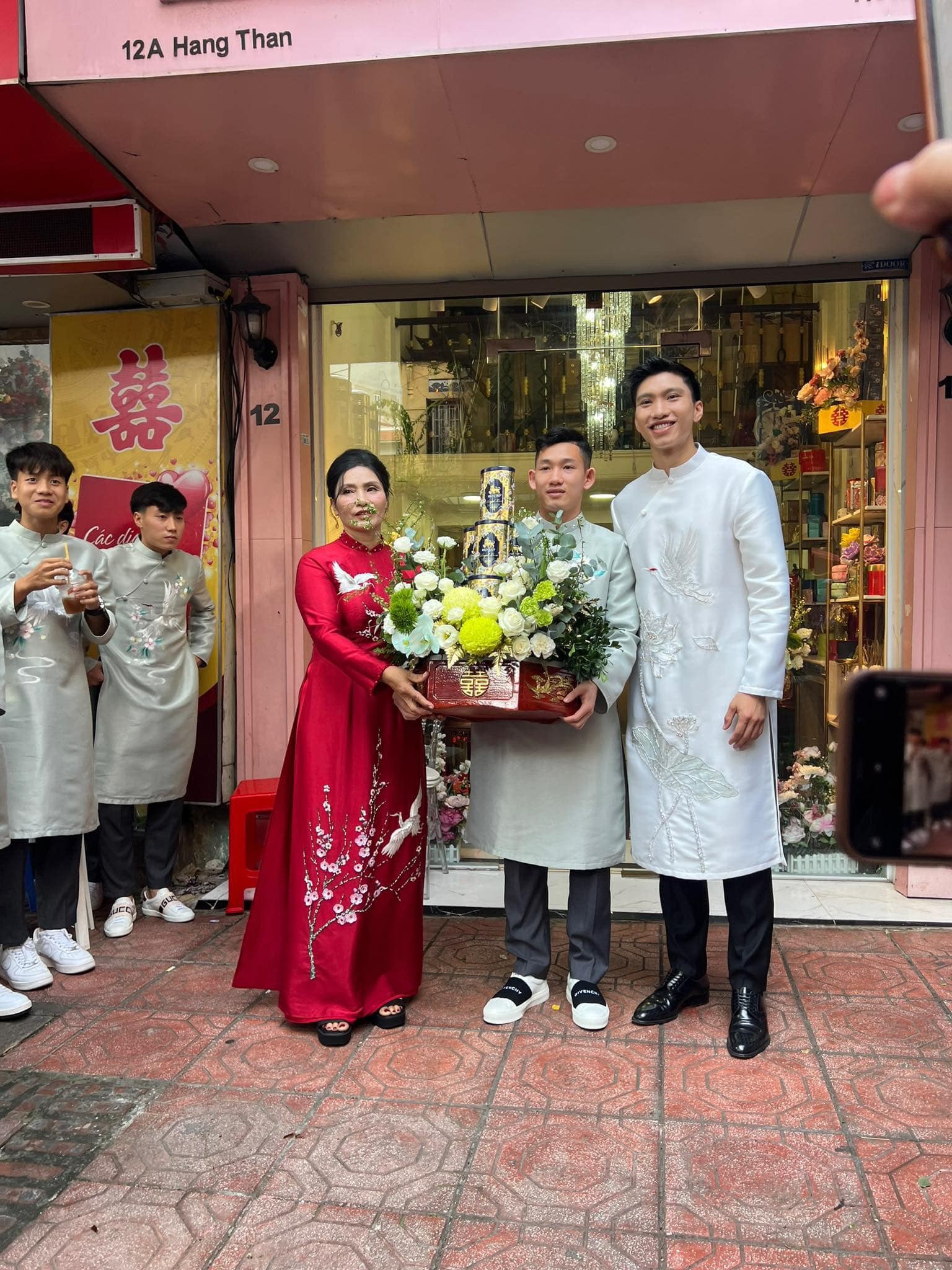 Lễ vật nhà Văn Hậu mang đến ăn hỏi