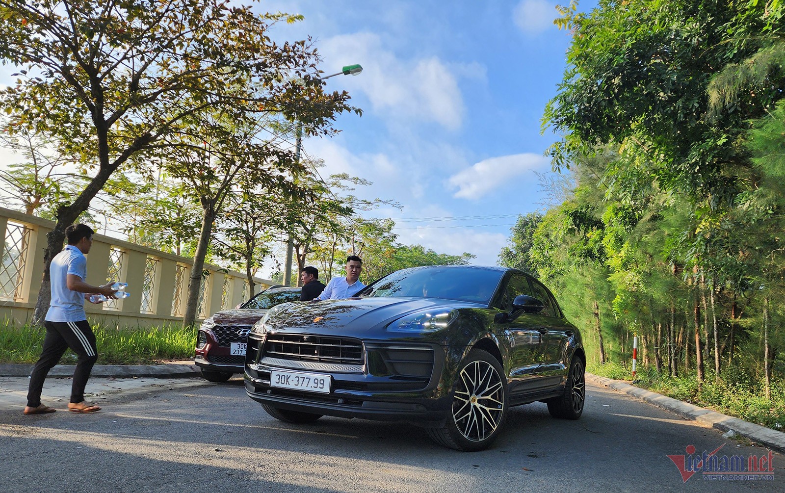 Văn Hậu được anh trai chở bằng Porsche từ quê lên Hà Nội để tụ họp cùng đội ngũ bê tráp, nhận tráp để chuẩn bị vào nhà Hải My làm lễ ăn hỏi Văn Hậu được anh trai chở bằng Porsche từ quê lên Hà Nội để tụ họp cùng đội ngũ bê tráp, nhận tráp để chuẩn bị vào nhà Hải My làm lễ ăn hỏi