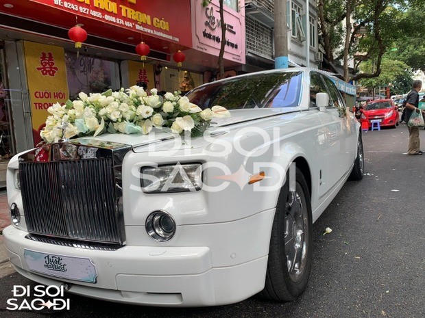 Hơn 9h sáng 11/11, chú rể Đoàn Văn Hậu và đoàn nhà trai đã có mặt tại phố cổ Hà Nội để chuẩn bị cho lễ ăn hỏi. Theo tìm hiểu, Văn Hậu dùng chiếc siêu xe Rolls-Royce Phantom màu trắng để đón cô dâu Hải My. Ảnh: Internet Hơn 9h sáng 11/11, chú rể Đoàn Văn Hậu và đoàn nhà trai đã có mặt tại phố cổ Hà Nội để chuẩn bị cho lễ ăn hỏi. Theo tìm hiểu, Văn Hậu dùng chiếc siêu xe Rolls-Royce Phantom màu trắng để đón cô dâu Hải My. Ảnh: Internet