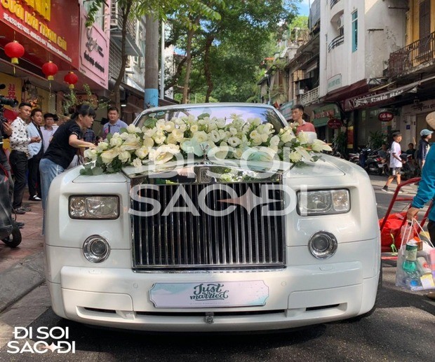 Xe hoa của Văn Hậu - Hải My khiến mọi người trầm trồ. Chiếc siêu xe có giá khoảng 50 tỷ đồng sẽ đưa Văn Hậu và Hải My từ Hà Nội về Thái Bình tổ chức đám cưới. Ảnh: Internet Xe hoa của Văn Hậu - Hải My khiến mọi người trầm trồ. Chiếc siêu xe có giá khoảng 50 tỷ đồng sẽ đưa Văn Hậu và Hải My từ Hà Nội về Thái Bình tổ chức đám cưới. Ảnh: Internet