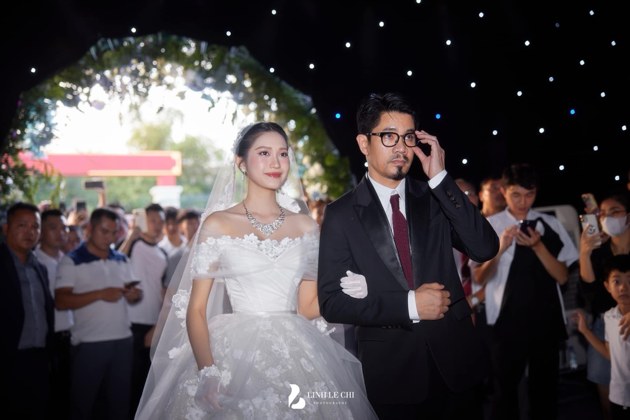 Trong ngày vui của con, bố vợ đoàn Văn Hậu lựa chọn diện bộ suit đến từ thương hiệu cao cấp Dolce & Gabbana. Phong thái của ông cũng khiến nhiều người trầm trồ. FB: Linh Lê Chí