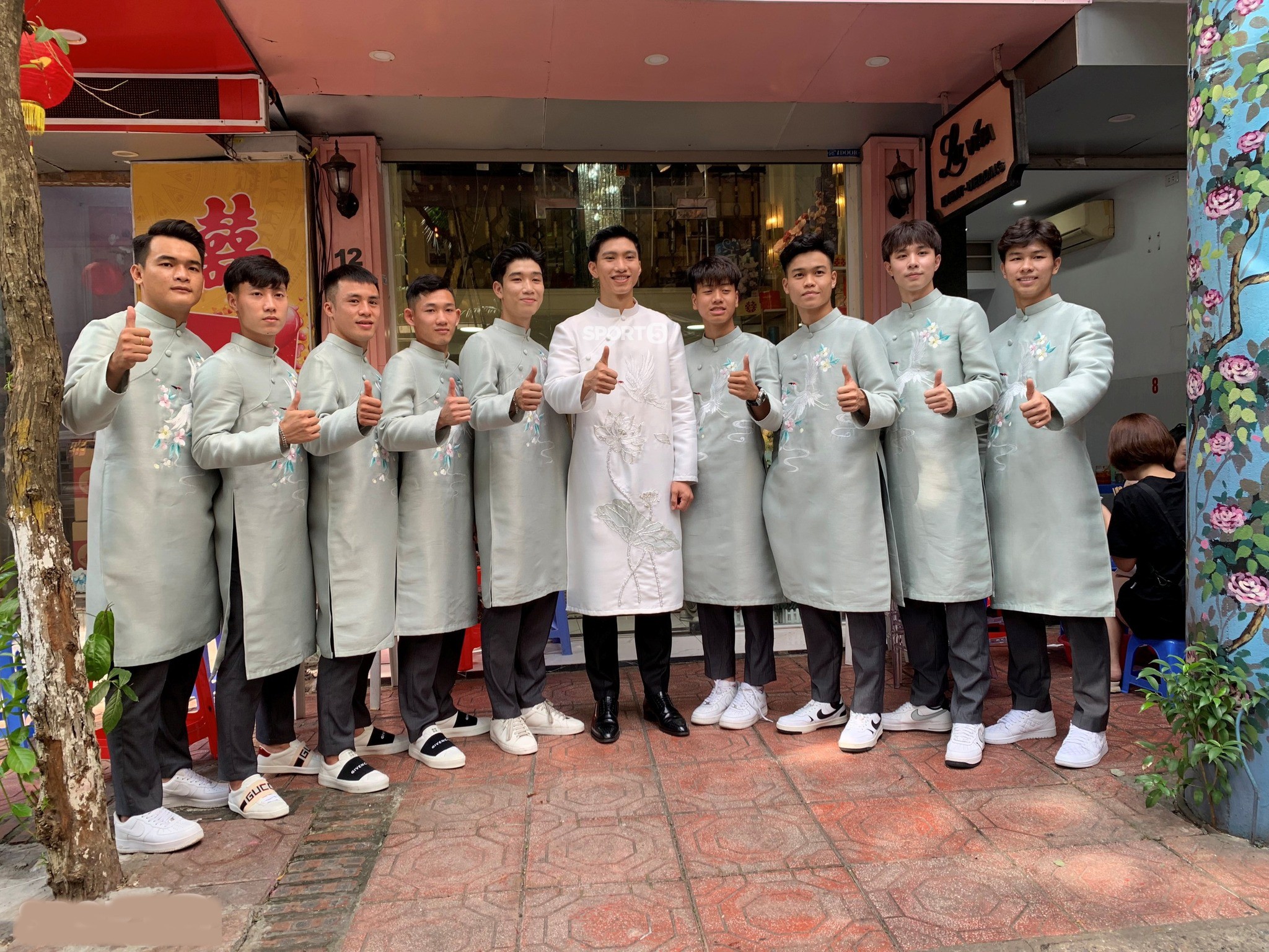 Dàn cầu thủ trẻ điển trai của CLB Hà Nội và Công An Hà Nội bê tráp cho đám hỏi của Đoàn Văn Hậu. Ảnh: Sport5 Dàn cầu thủ trẻ điển trai của CLB Hà Nội và Công An Hà Nội bê tráp cho đám hỏi của Đoàn Văn Hậu. Ảnh: Sport5