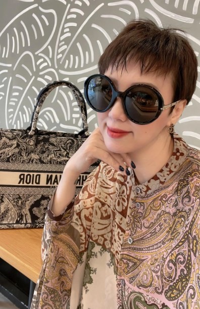 Mẹ ruột của Doãn Hải My nhận được nhiều lời khen nhờ vẻ ngoài trẻ trung cùng gu thời trang sành điệu. Ảnh: FBNV