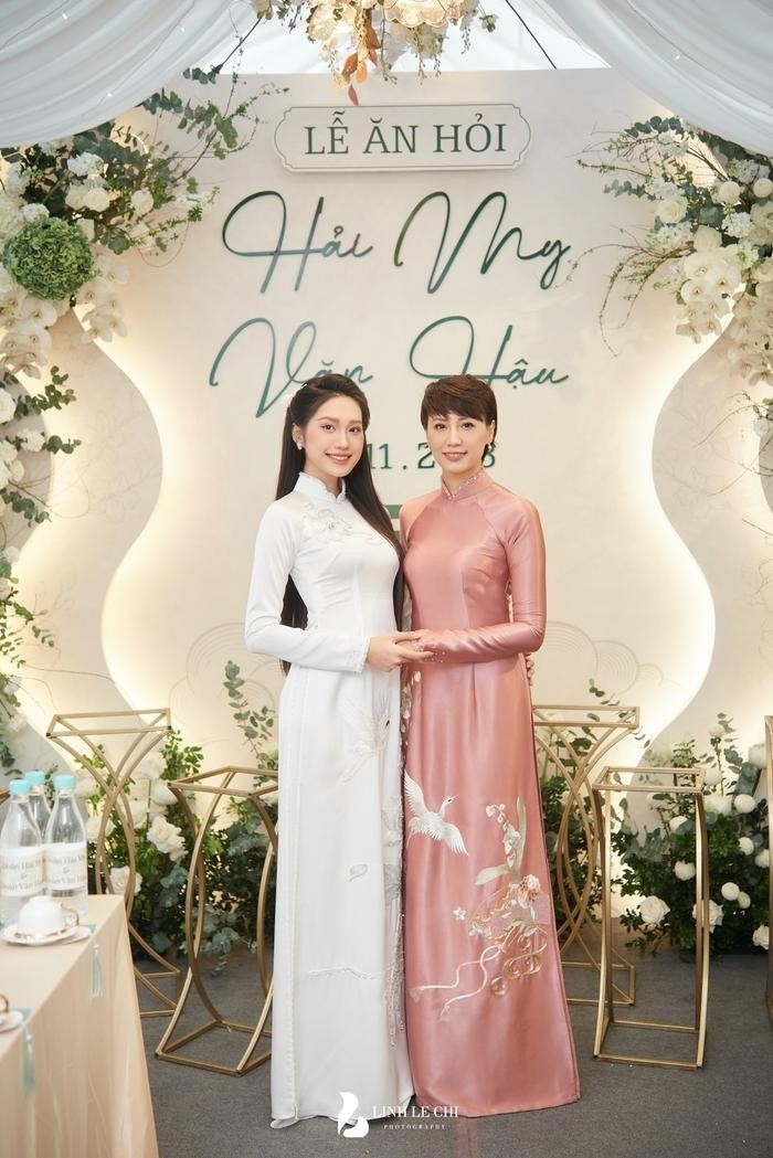Được biết, cô Mai - mẹ vợ của Đoàn Văn Hậu đã mặc 2 chiếc áo dài, đều được may đo riêng. FB: Linh Lê Chí