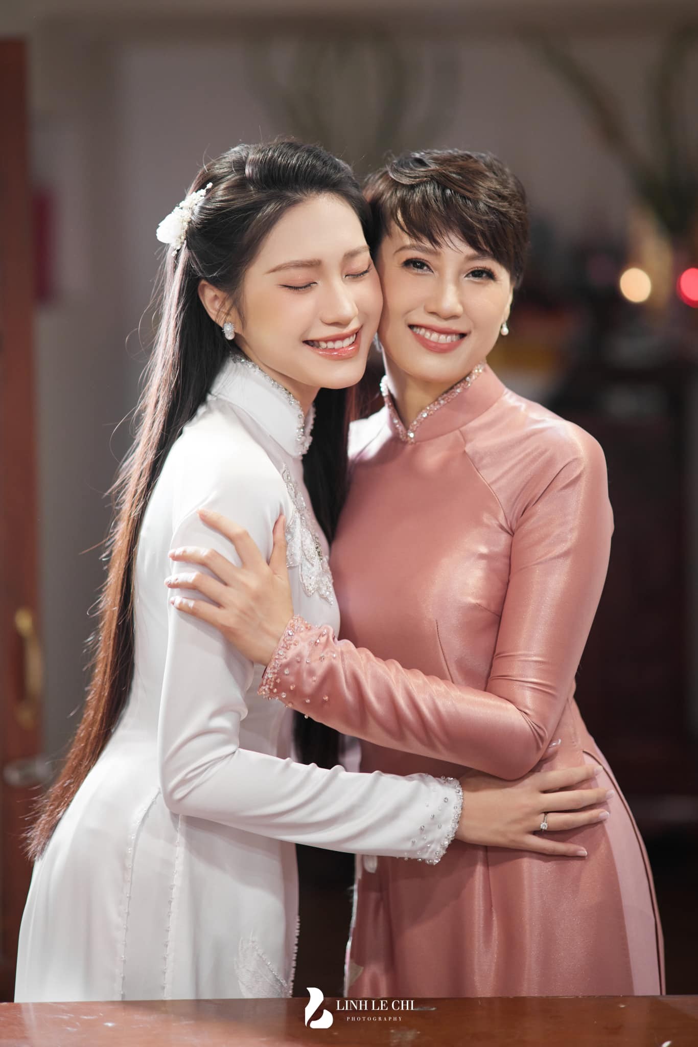 Nhiều người dành lời khen ngợi mẹ vợ Đoàn Văn Hậu có diện mạo trẻ trung, cuốn hút không kém gì đôi trẻ. FB: Linh Lê Chí