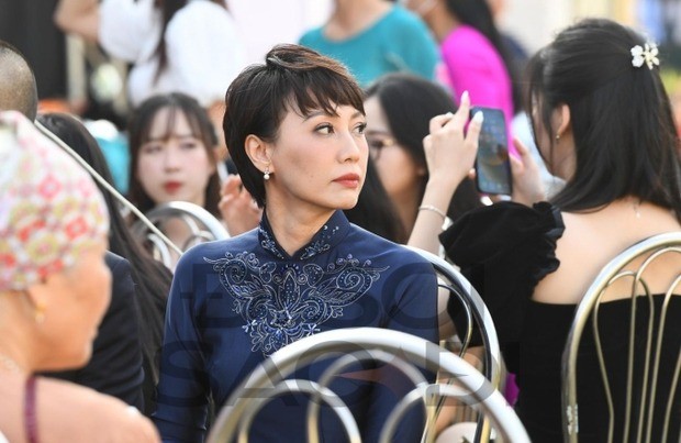 Không chỉ sở hữu vẻ ngoài trẻ trung, xinh đẹp, mẹ ruột của Doãn Hải My còn gây ấn tượng nhờ gu thời trang sành điệu kèm dàn túi hiệu. Ảnh: Phạm Huyền