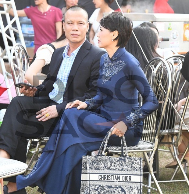 Trong tiệc tối tại Thái Bình mẹ Doãn Hải My còn xách theo chiếc túi Dior làm phụ kiện. Theo tìm hiểu, giá trị của chiếc túi này khoảng 86 triệu đồng. Ảnh: Phạm Huyền