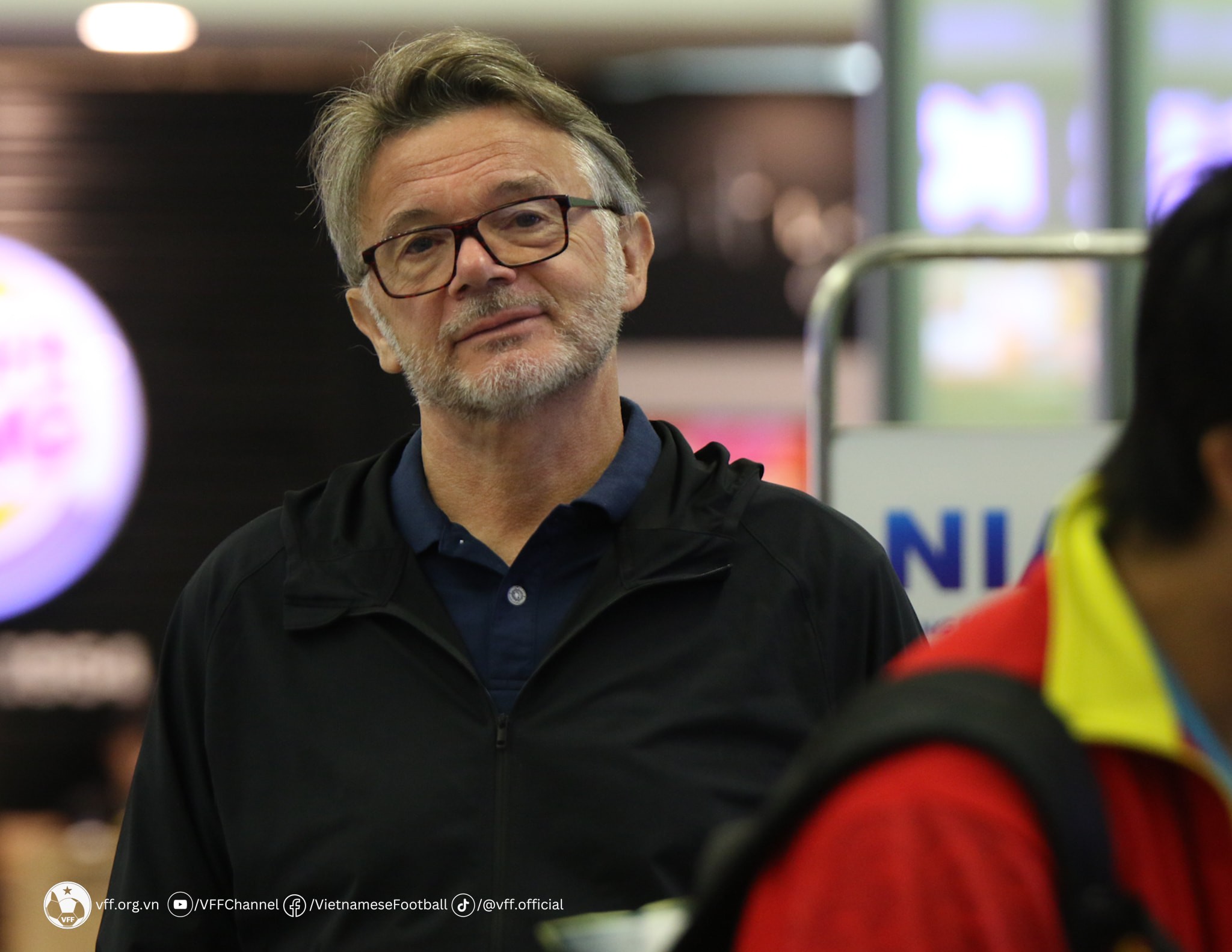 CHÙM ẢNH: Đội tuyển Việt Nam lên đường sang Philippines, HLV Troussier sắp loại thêm 5 cầu thủ - Ảnh 3