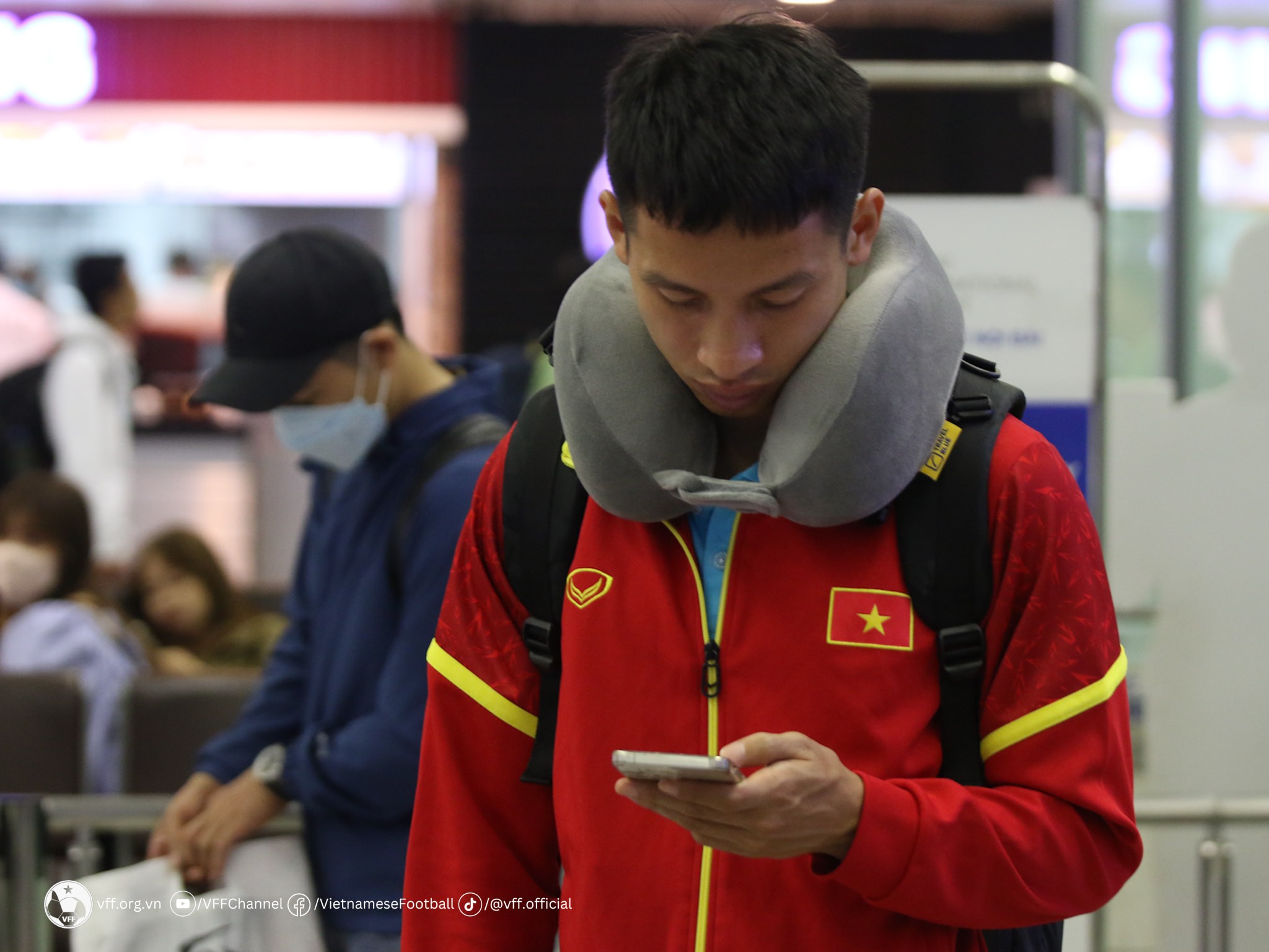 CHÙM ẢNH: Đội tuyển Việt Nam lên đường sang Philippines, HLV Troussier sắp loại thêm 5 cầu thủ - Ảnh 4