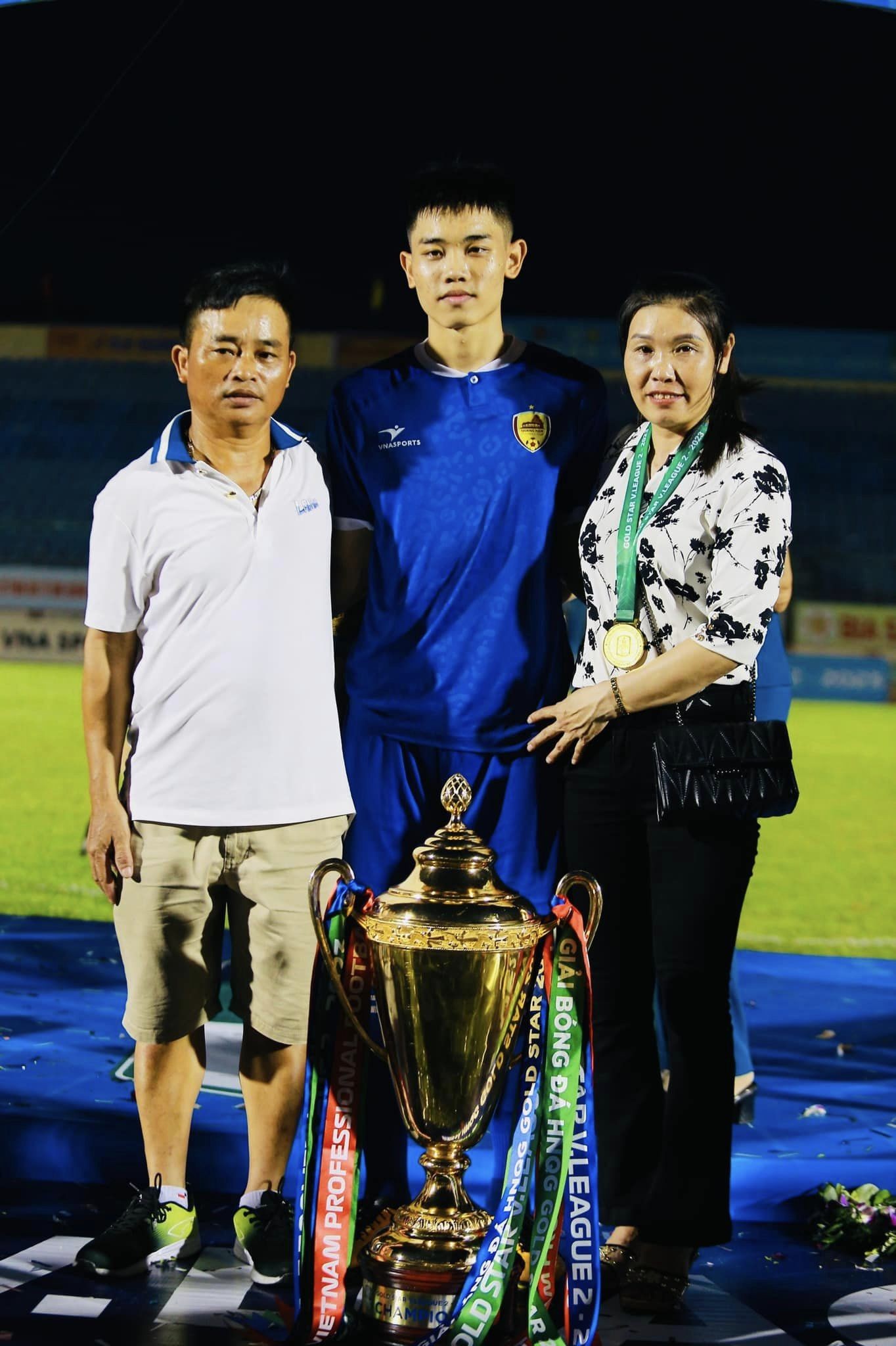 Ở mùa giải 2023, Đình Bắc trở thành một hiện tượng của giải đấu khi ghi 8 bàn thắng, có 7 pha kiến tạo sau 12 trận, góp công lớn vào tấm vé thăng hạng cho đội bóng xứ Quảng. Ảnh: FBNV Ở mùa giải 2023, Đình Bắc trở thành một hiện tượng của giải đấu khi ghi 8 bàn thắng, có 7 pha kiến tạo sau 12 trận, góp công lớn vào tấm vé thăng hạng cho đội bóng xứ Quảng. Ảnh: FBNV