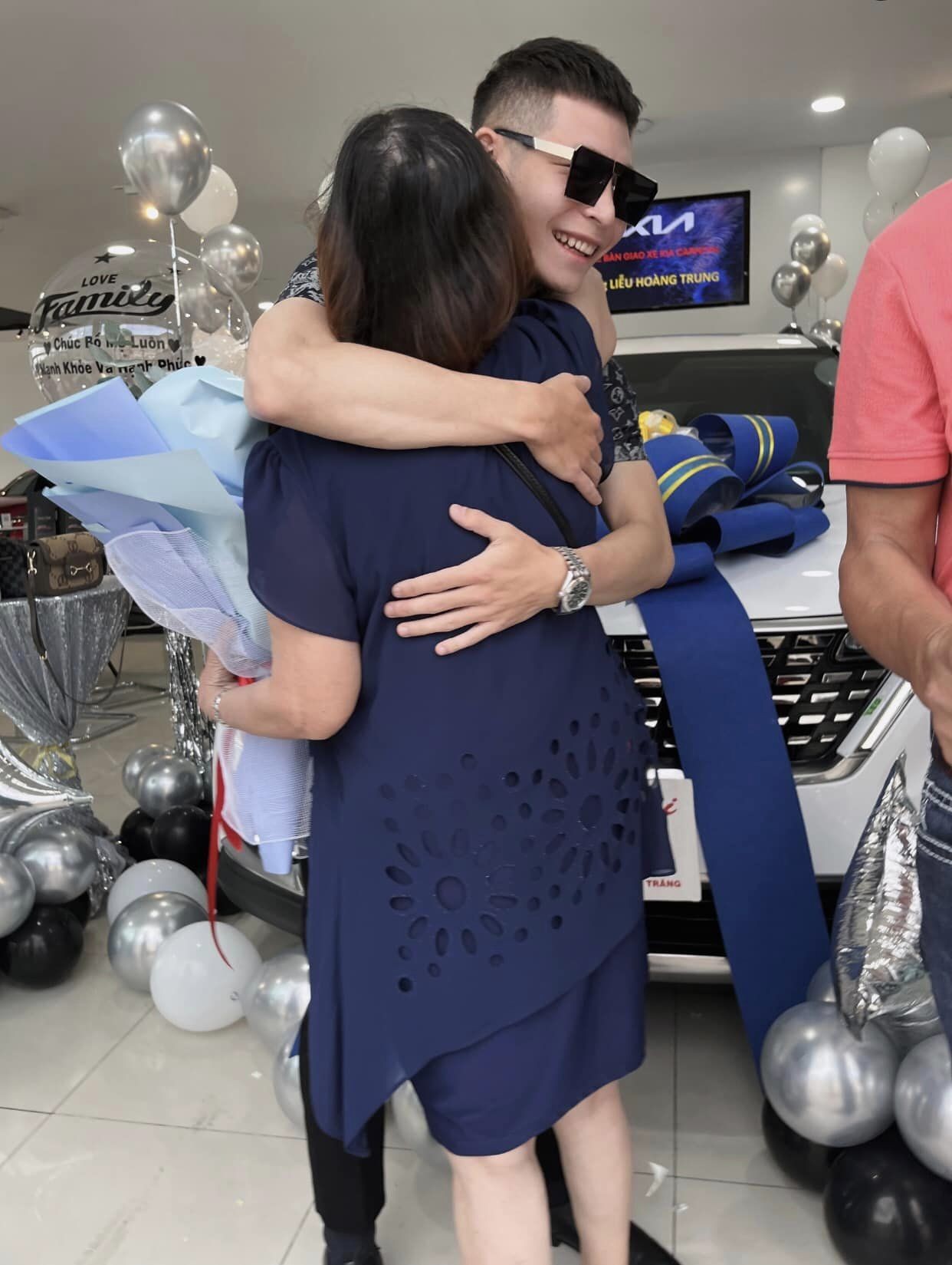 Mẹ của Quang Vinh không giấu được niềm vui