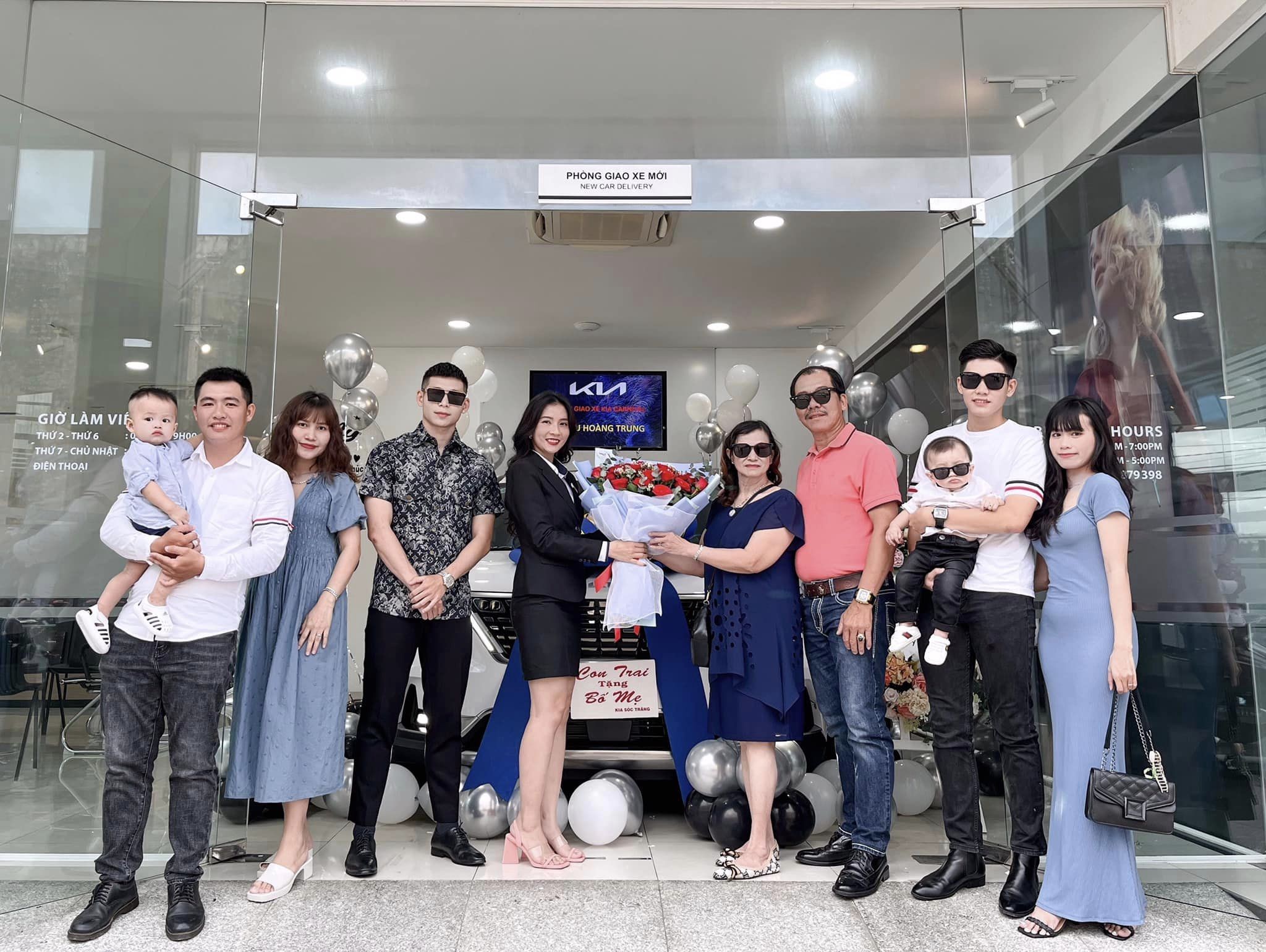 Cựu tuyển thủ U23 Việt Nam mua xe tiền tỉ tặng bố mẹ - Ảnh 1