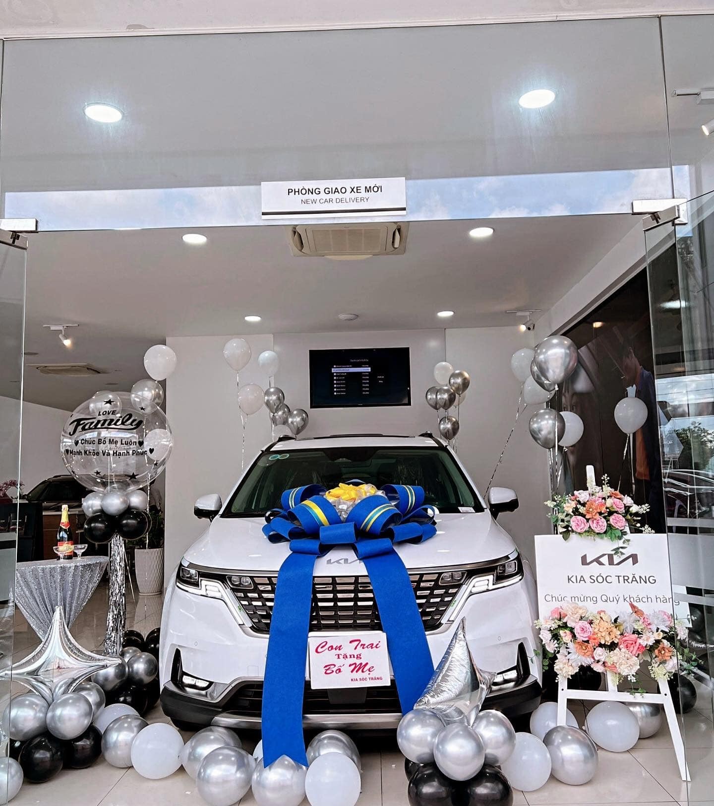 Chiếc xe được Quang Vinh lựa chọn để tặng bố mẹ là dòng Kia Carnival màu trắng có giá hơn 1,2 tỉ đồng