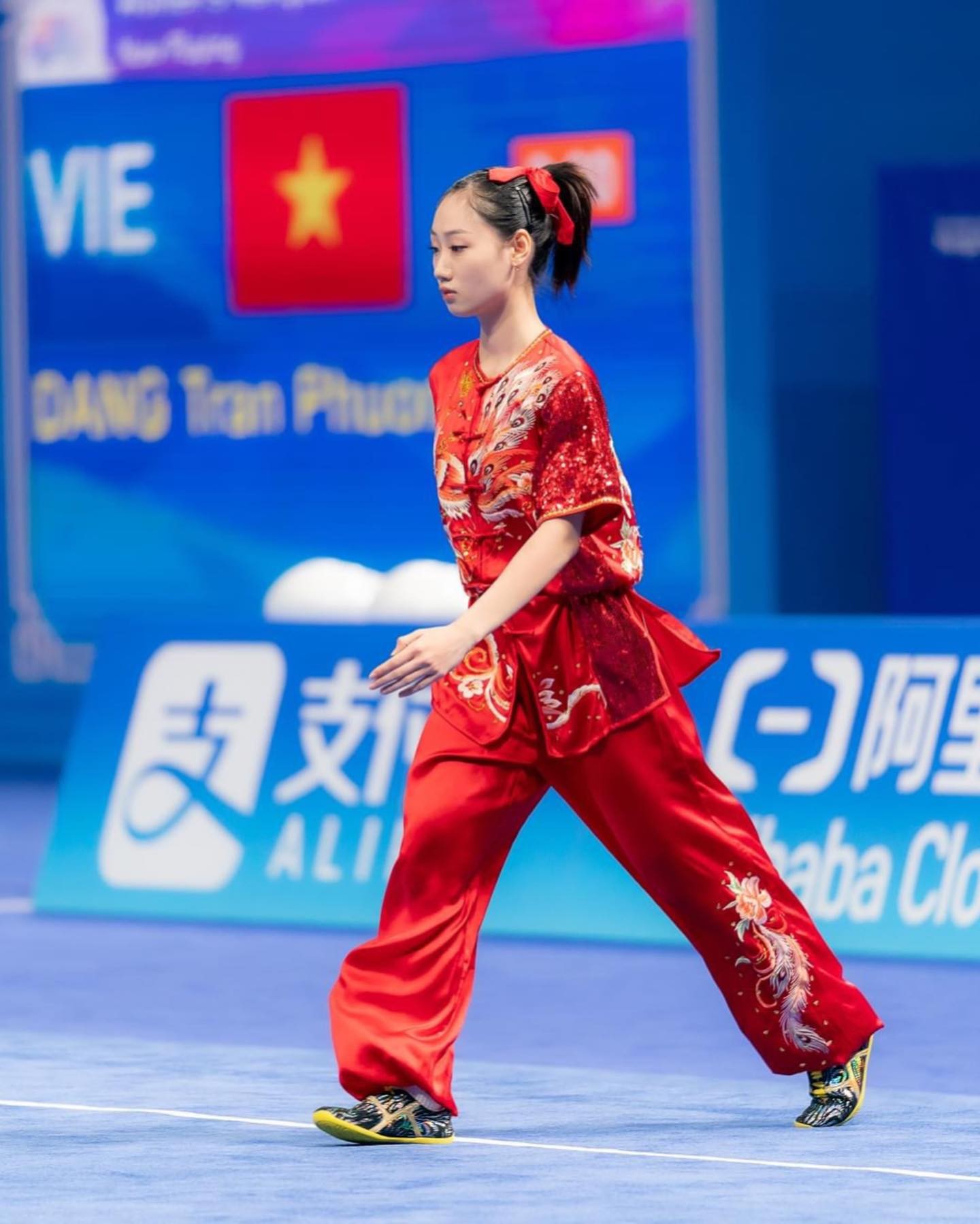 Đặng Trần Phương Nhi cũng được chú ý bởi thần thái tự tin, kiên định, tập trung vào bài biểu diễn. Với Đặng Trần Phương Nhi, nữ vận động viên sinh năm 2004 là thành viên trẻ nhất của tuyển wushu Việt Nam tham dự giải vô địch thế giới 2023 tại Mỹ