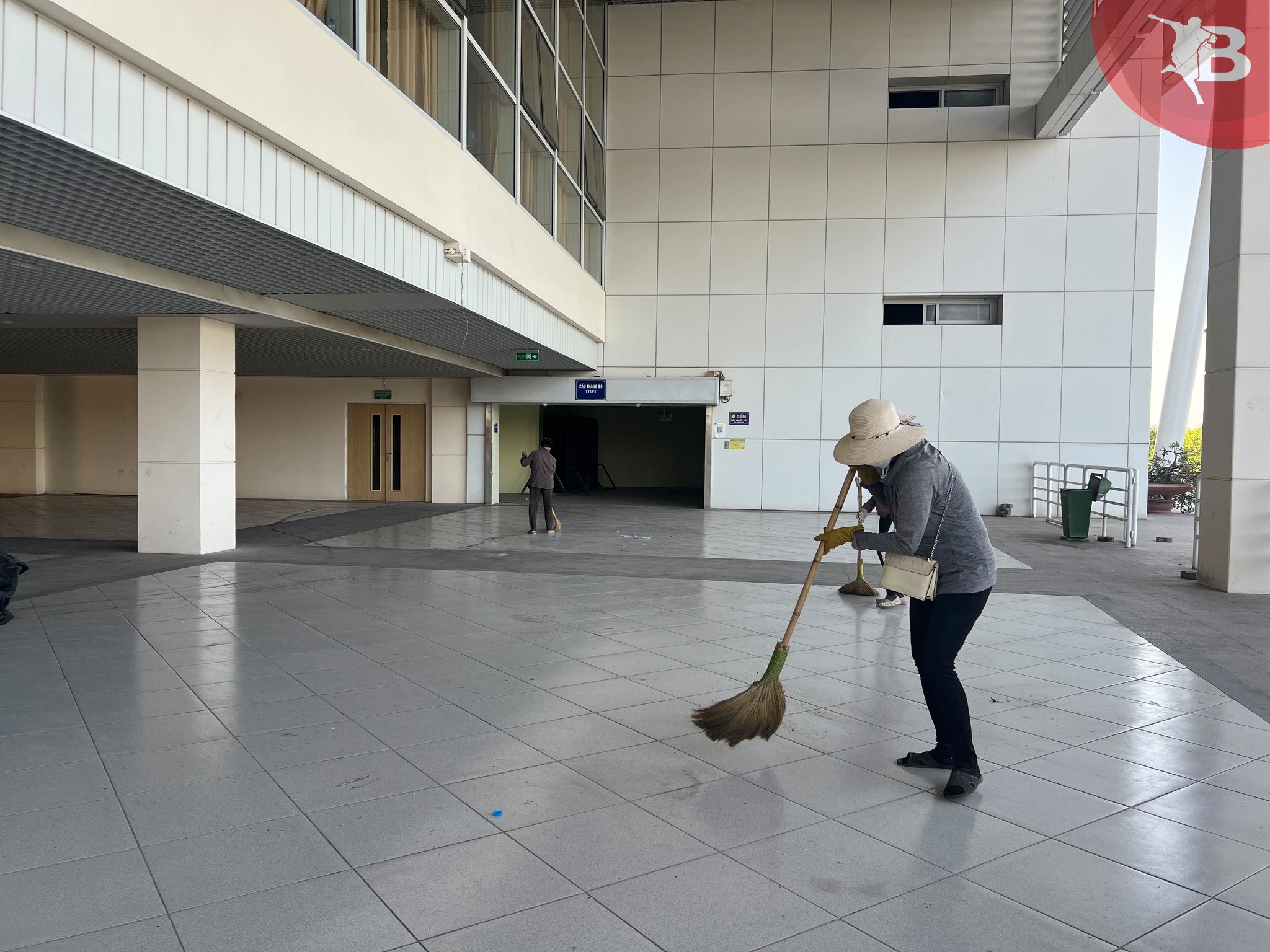 Nhân viên dọn vệ sinh khu vực sảnh vào sân Mỹ Đình