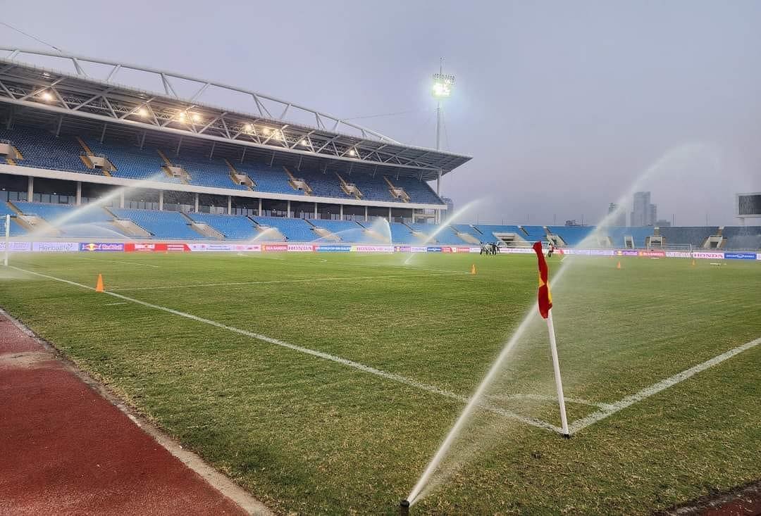 Sân Mỹ Đình được làm ướt mặt cỏ trước buổi tập của ĐT Việt Nam