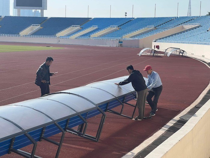 Các công nhân dọn dẹp khu vực cabin và phía ngoài hành lang sân Mỹ Đình