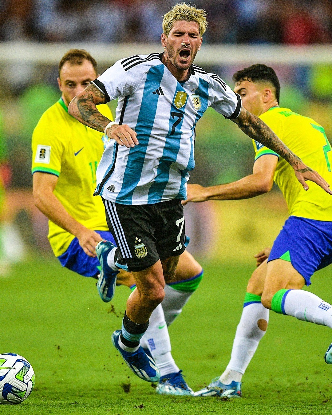 Trận siêu kinh điển giữa Argentina và Brazil diễn ra vô cùng quyết liệt Trận siêu kinh điển giữa Argentina và Brazil diễn ra vô cùng quyết liệt