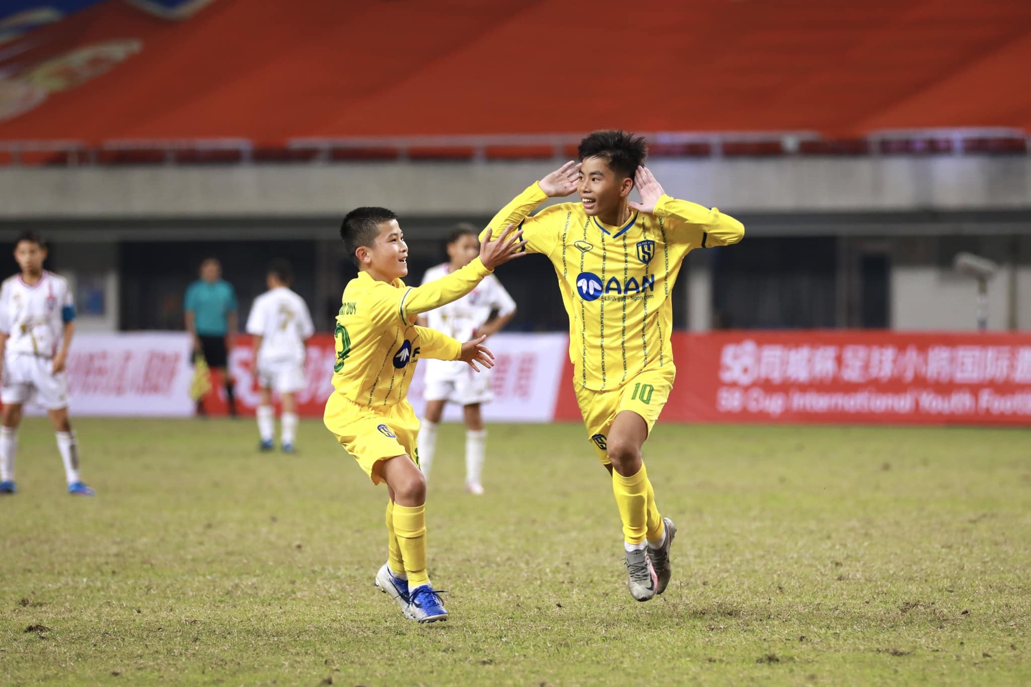 Bùi Thái Mạnh (10) lập siêu phẩm vào lưới U12 Lyon