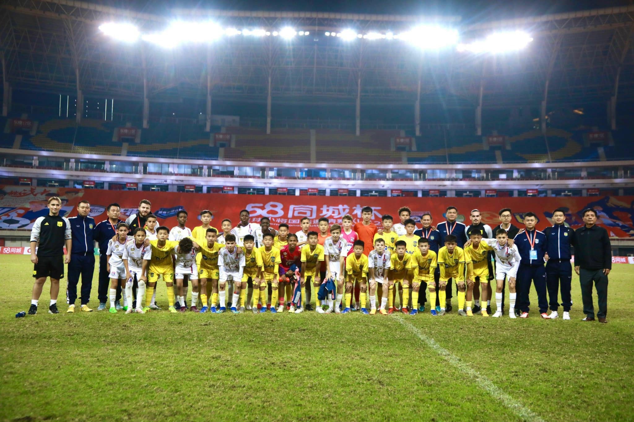 Video: Cầu thủ trẻ Việt Nam lập siêu phẩm vào lưới đội bóng Pháp - Ảnh 1