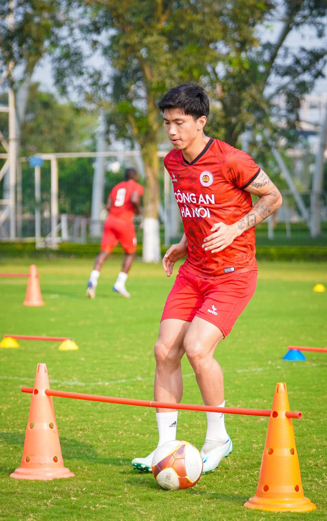 Văn Hậu sẽ không phải phẫu thuật chấn thương. Ảnh: FBNV