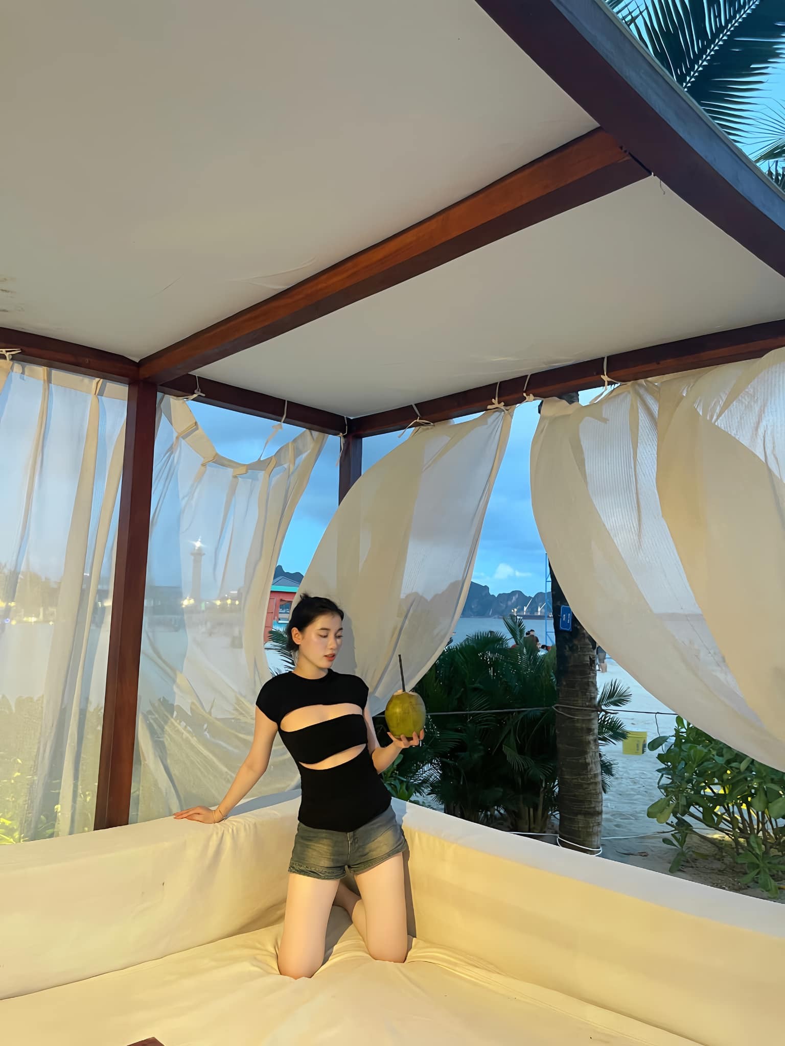 Nhiều người còn vào tận trang cá nhân để dò hỏi về vấn đề này nhưng vẫn chỉ nhận lại sự im lặng của hot girl 19 tuổi