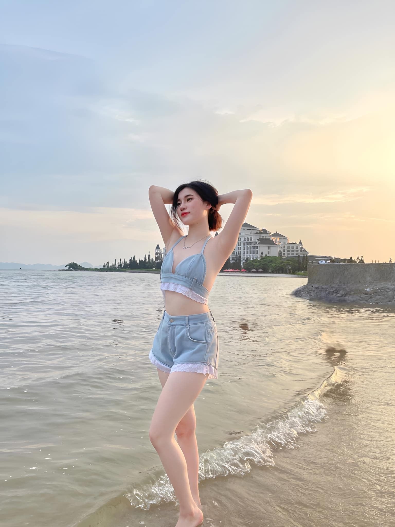 Với gu ăn mặc thời trang ấn tượng, vóc dáng cao ráo, mỗi bức hình của Thuỳ Linh nhận được hàng trăm lượt like và bình luận