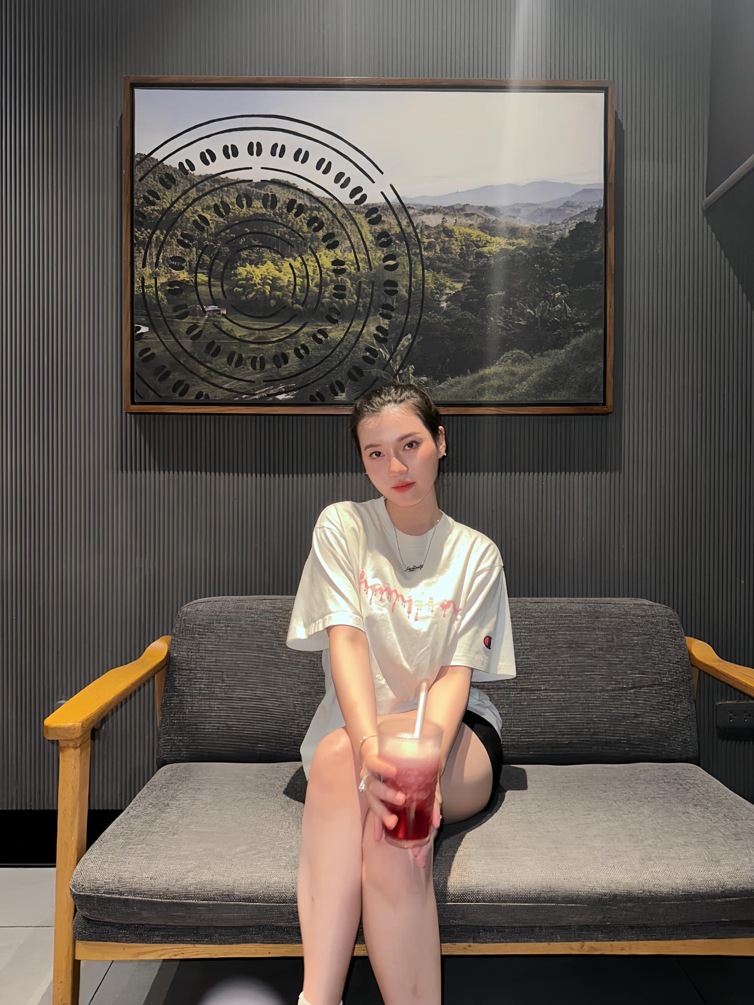 Nhiều nghi vấn cho rằng Thùy Linh đã “mua chuộc” camera man từ trước để được lên hình